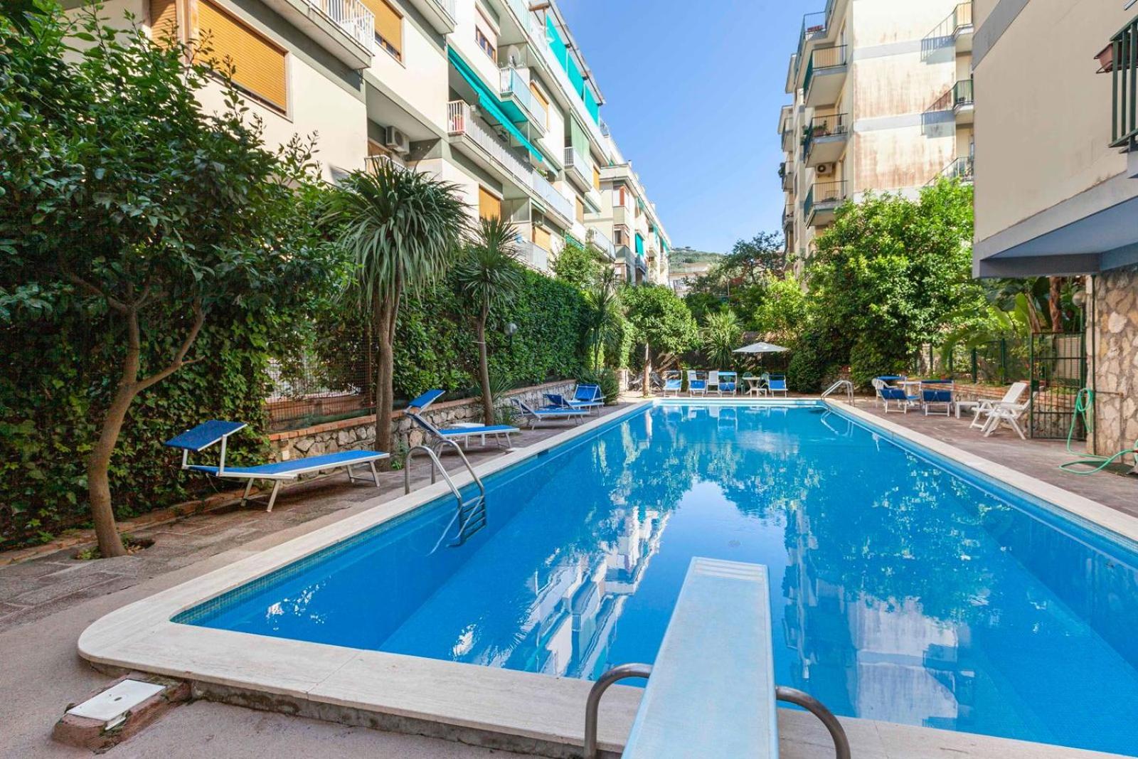 Apartment with Pool View 