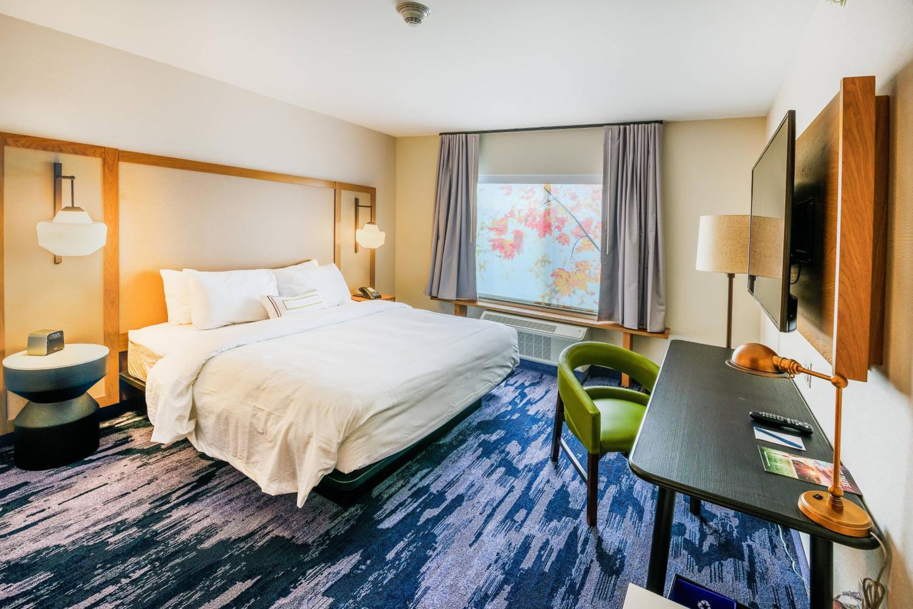 King Room with Roll-in Shower - Mobility Accessible