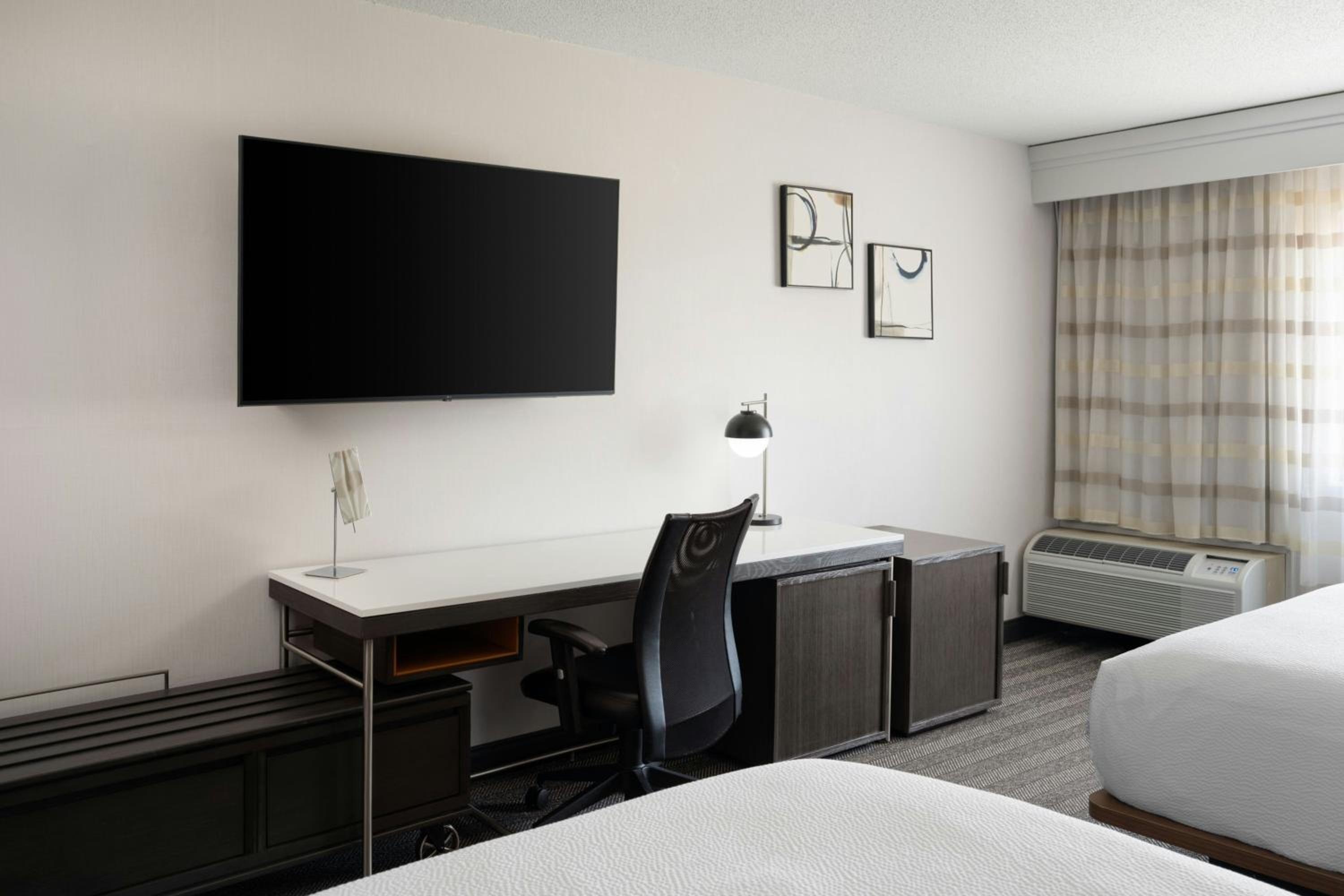Queen Room with Two Queen Beds and Adapted Tub - Mobility Accessible photo 3