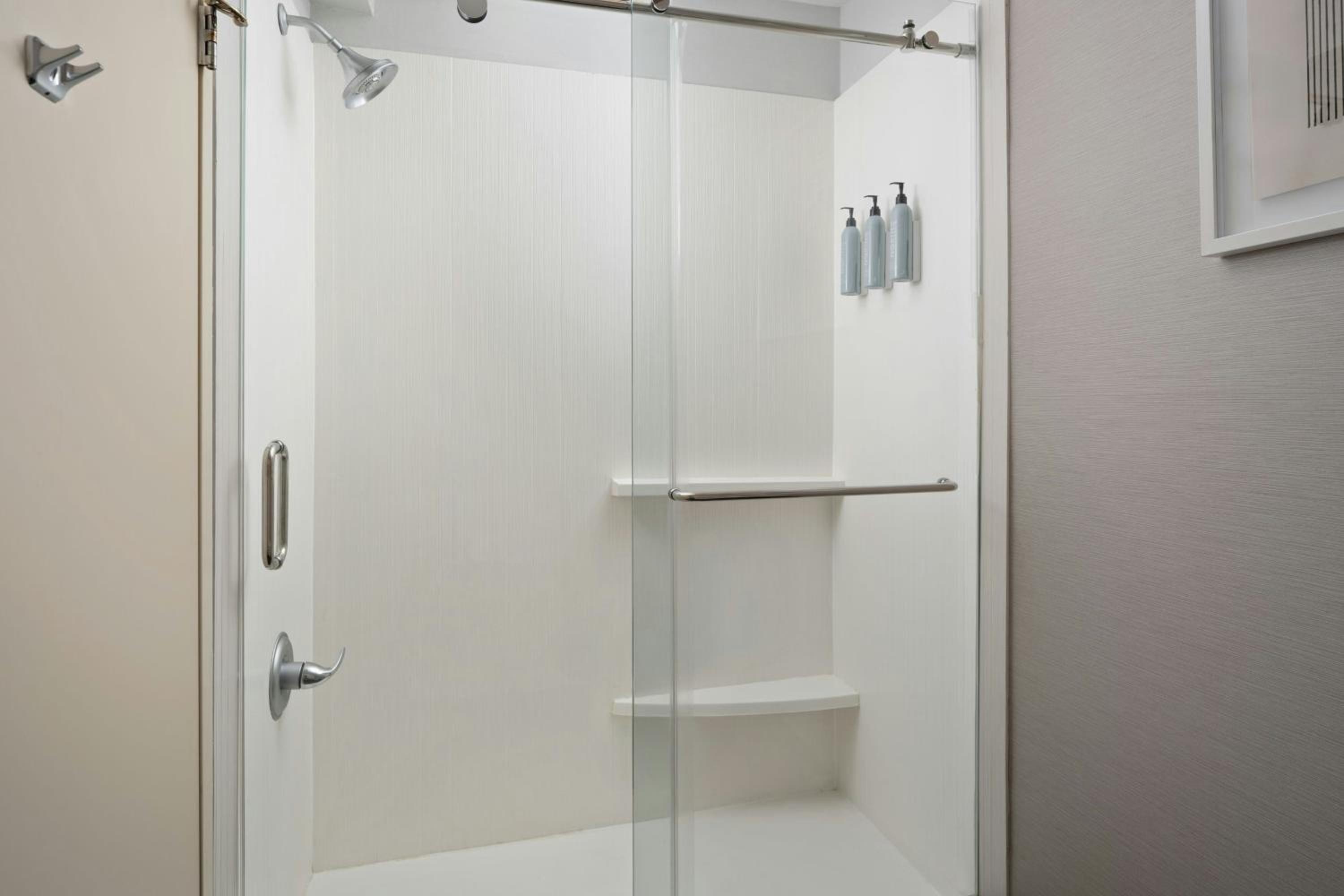 King Room with Sofa Bed and Adapted Tub - Mobility Accessible photo 3