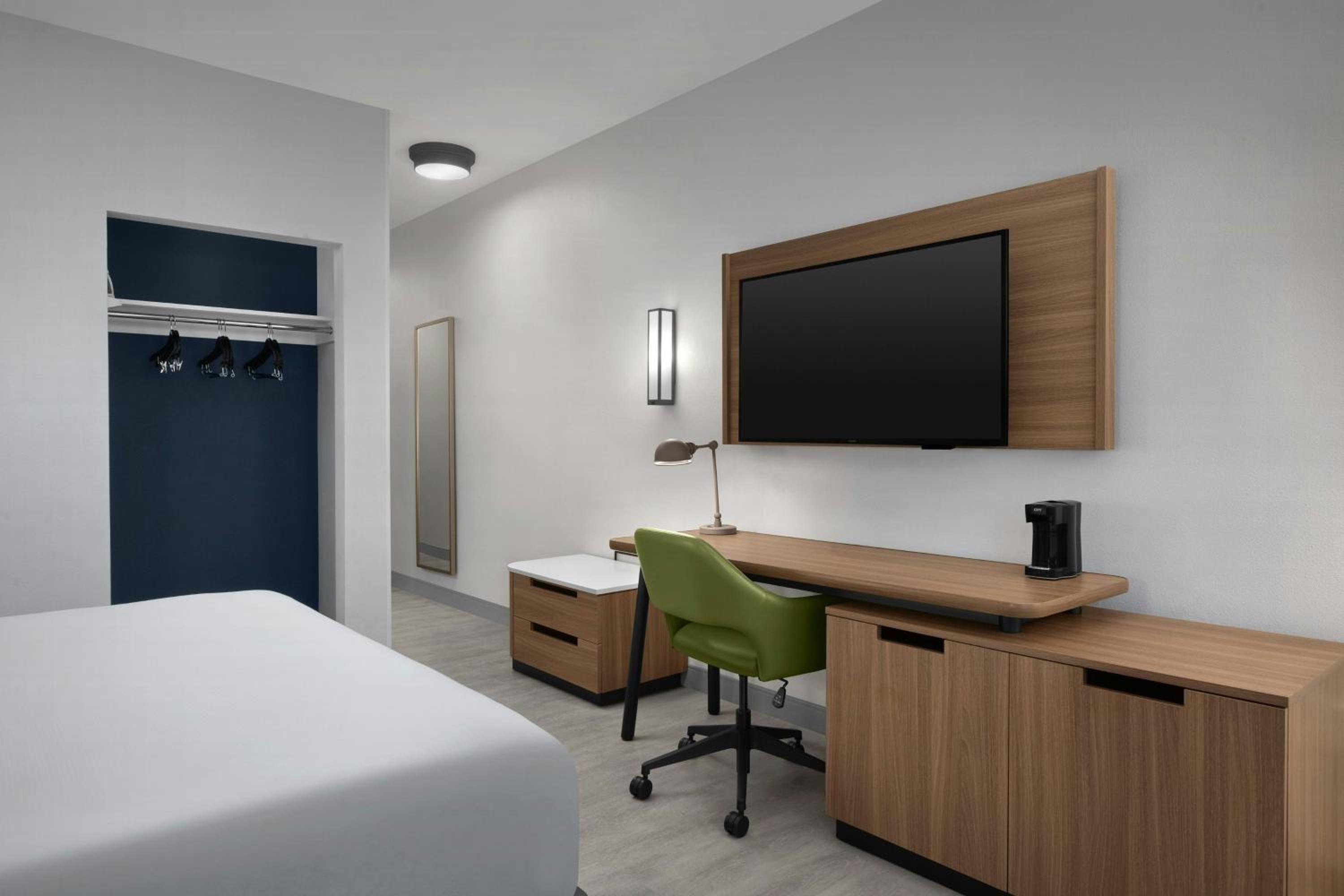 King Room with Roll-in Shower - Mobility Accessible - Photo 5