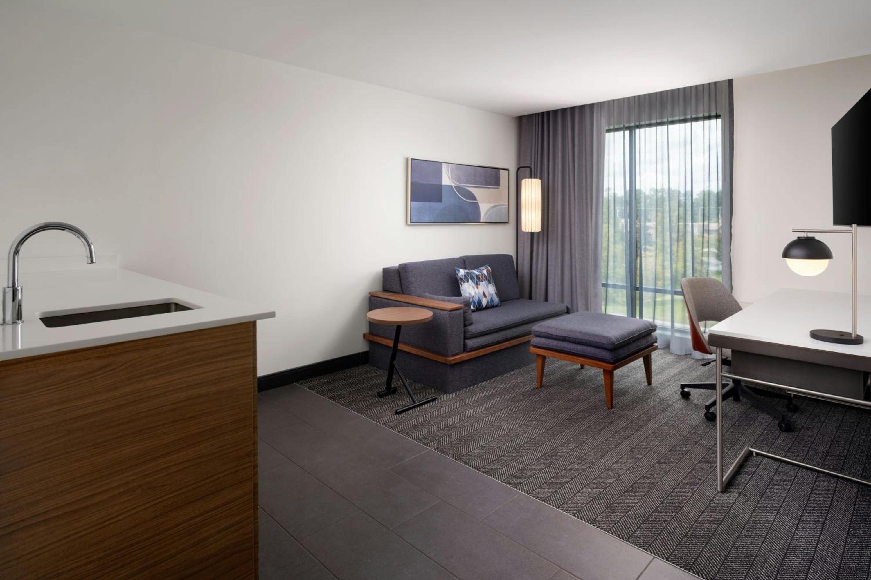 One-Bedroom King Suite with Sofa Bed photo 3