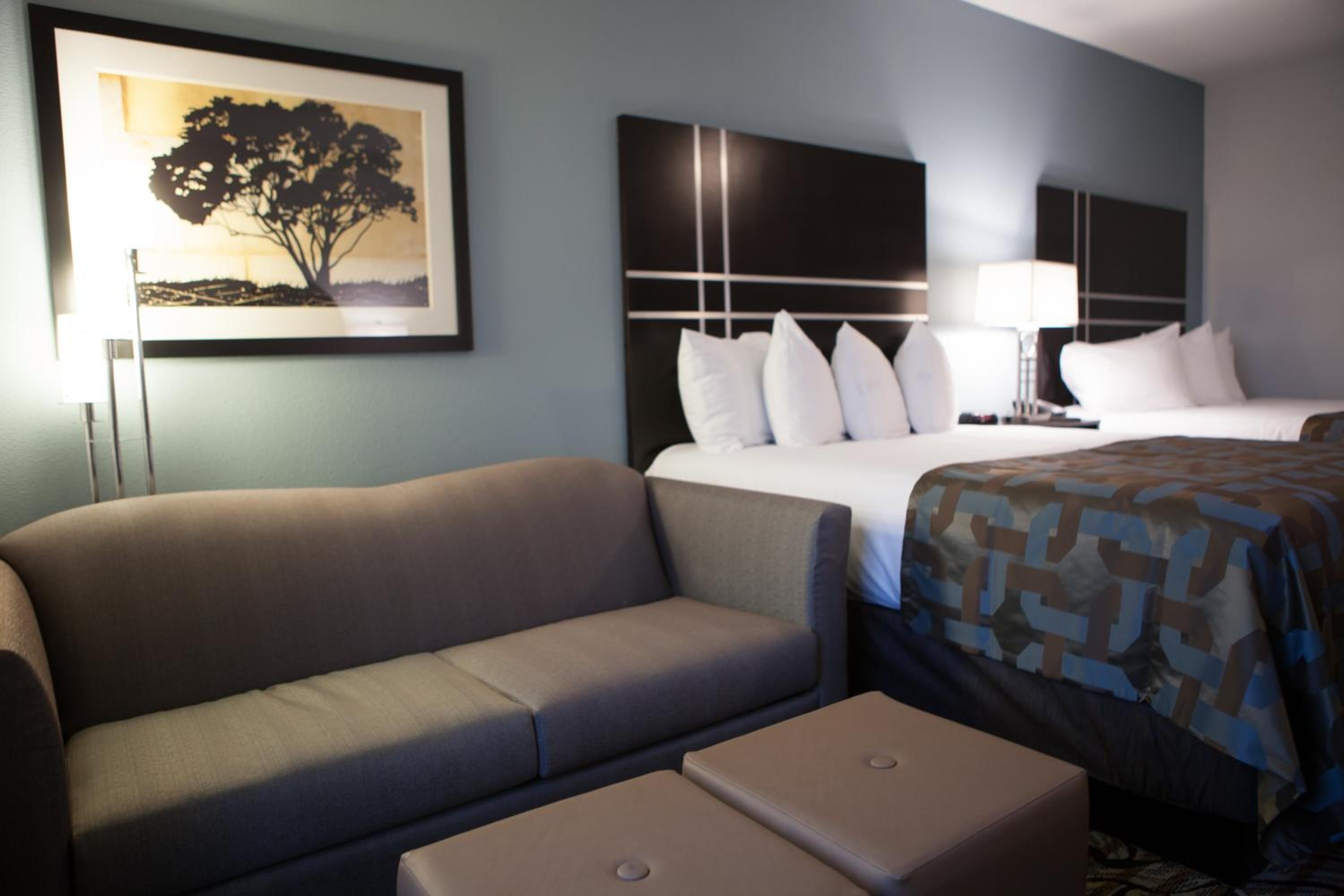 Queen Room With Two Queen Beds And Sofa Bed - Non-Smoking photo 3