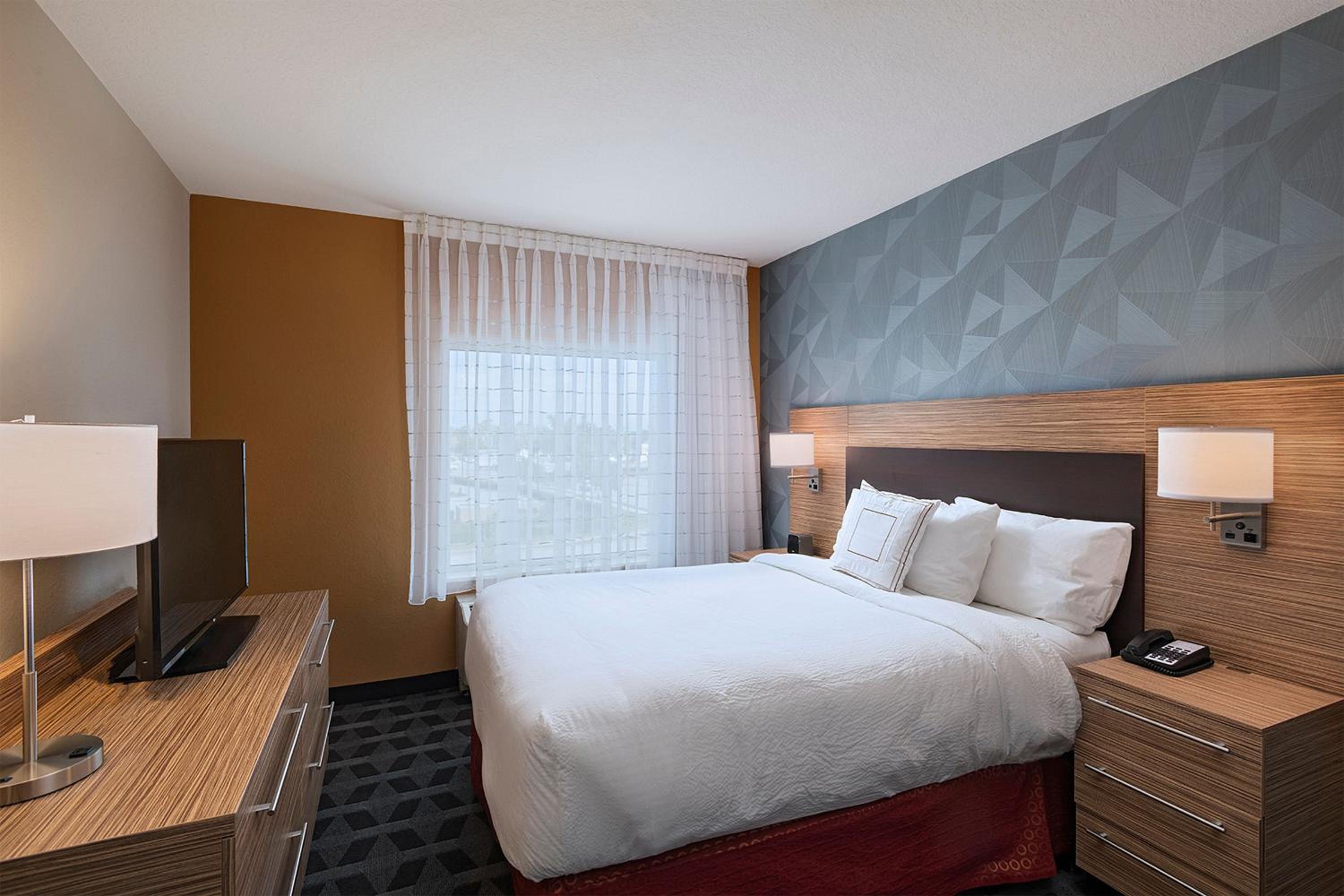 Queen Room with Two Queen Beds - Hearing Accessible photo 3