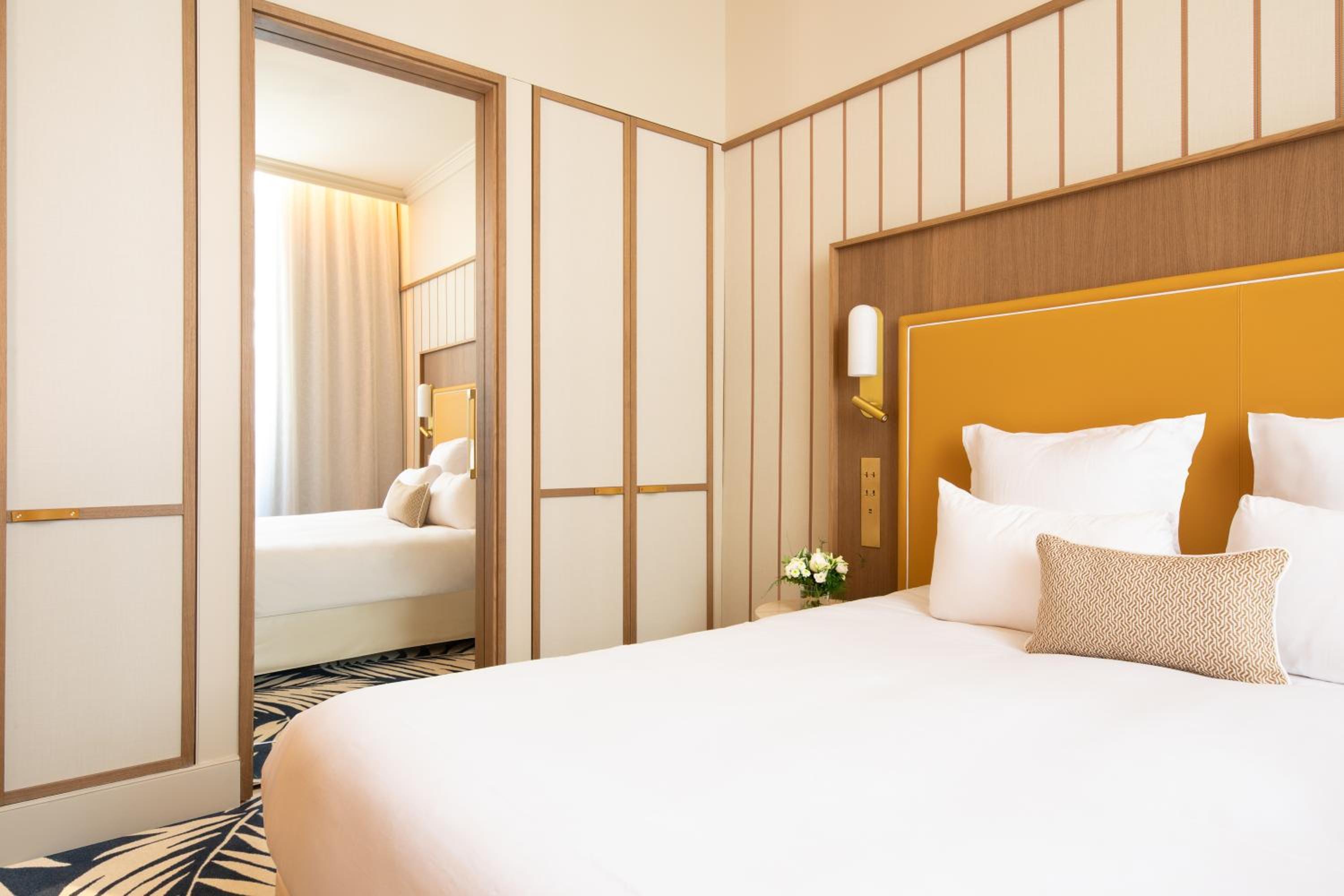 Junior Queen Suite and Sofa Bed and Street View - Photo 7