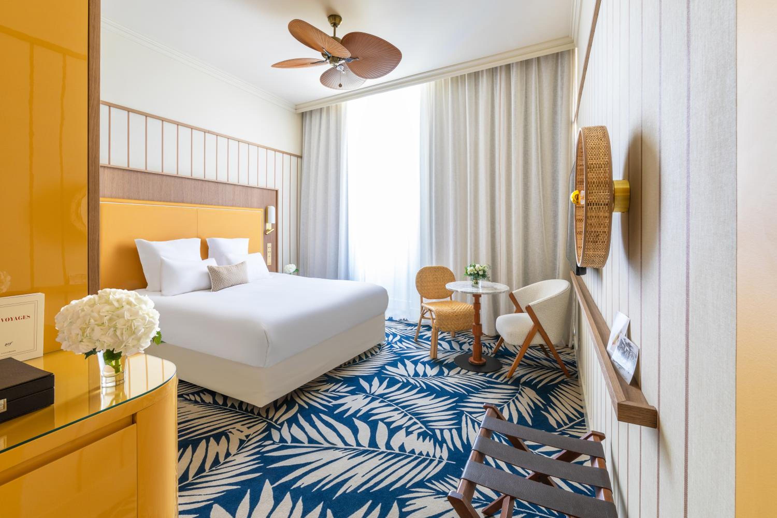 Junior Queen Suite and Sofa Bed and Street View - Photo 6