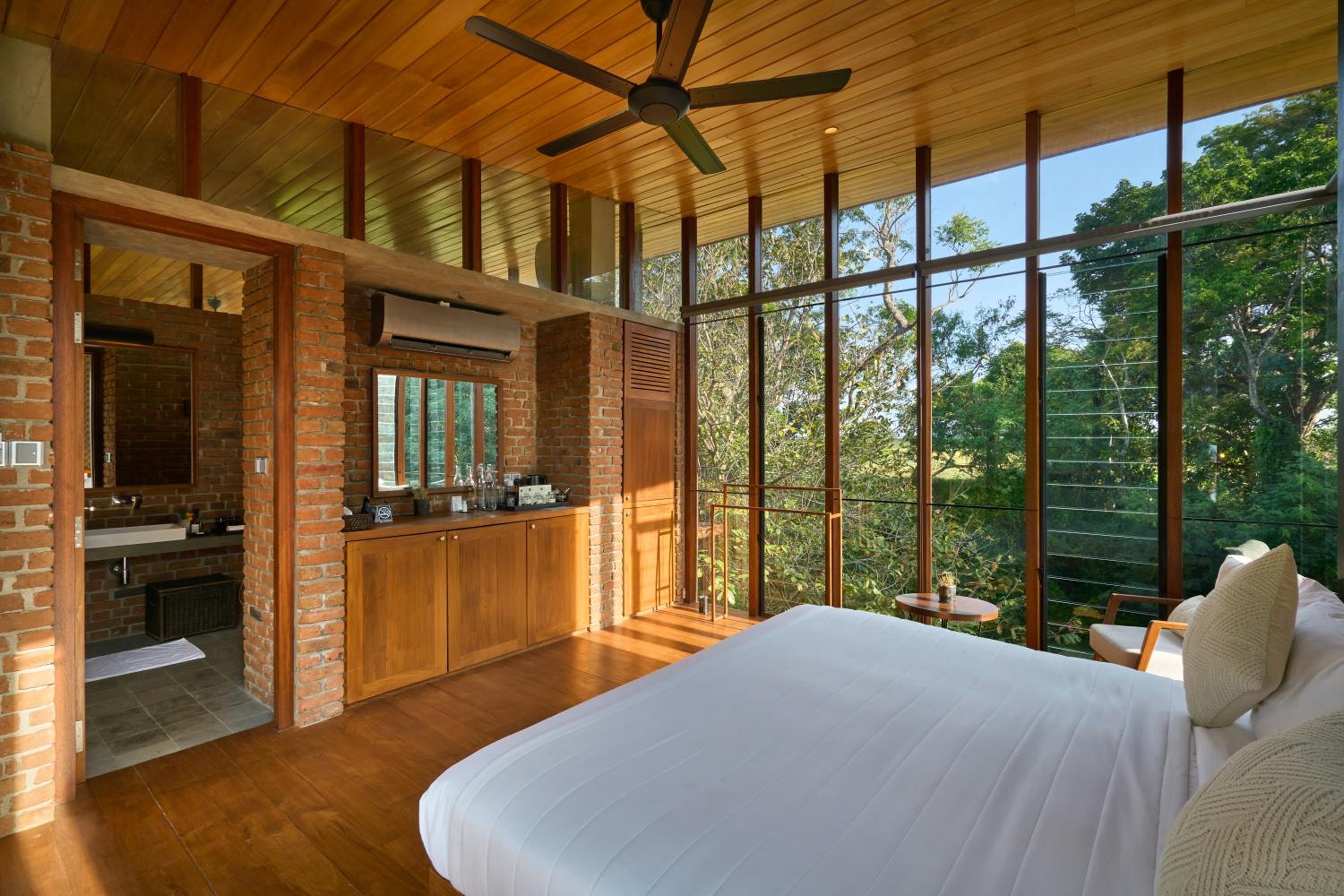 Deluxe Room - Photo 6