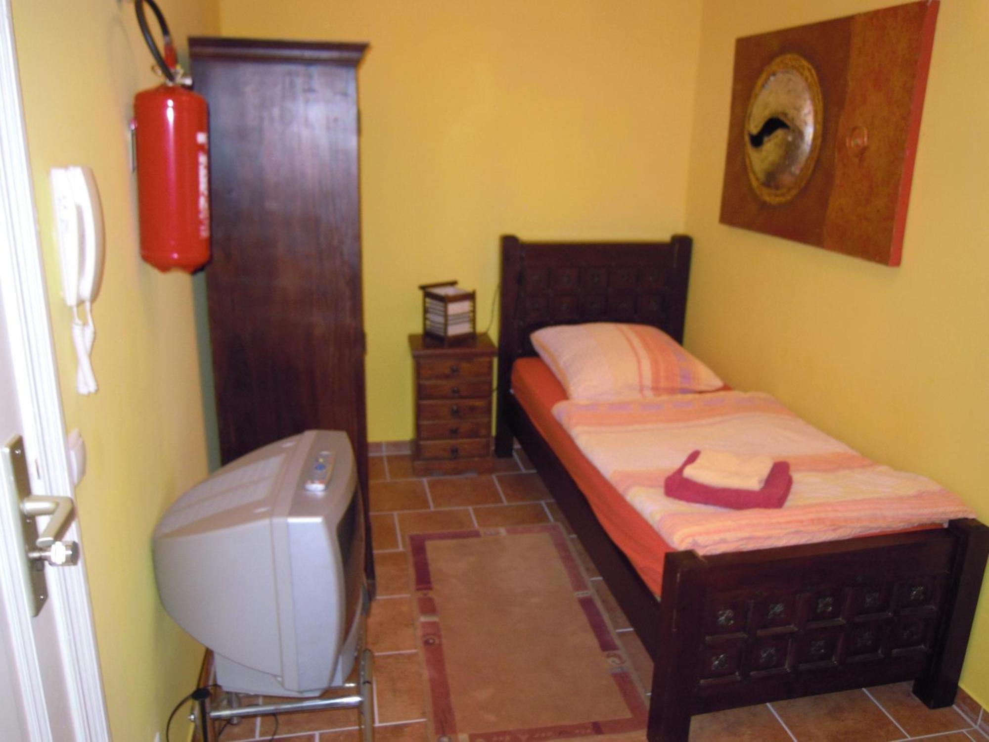 Room no. 5 photo 2
