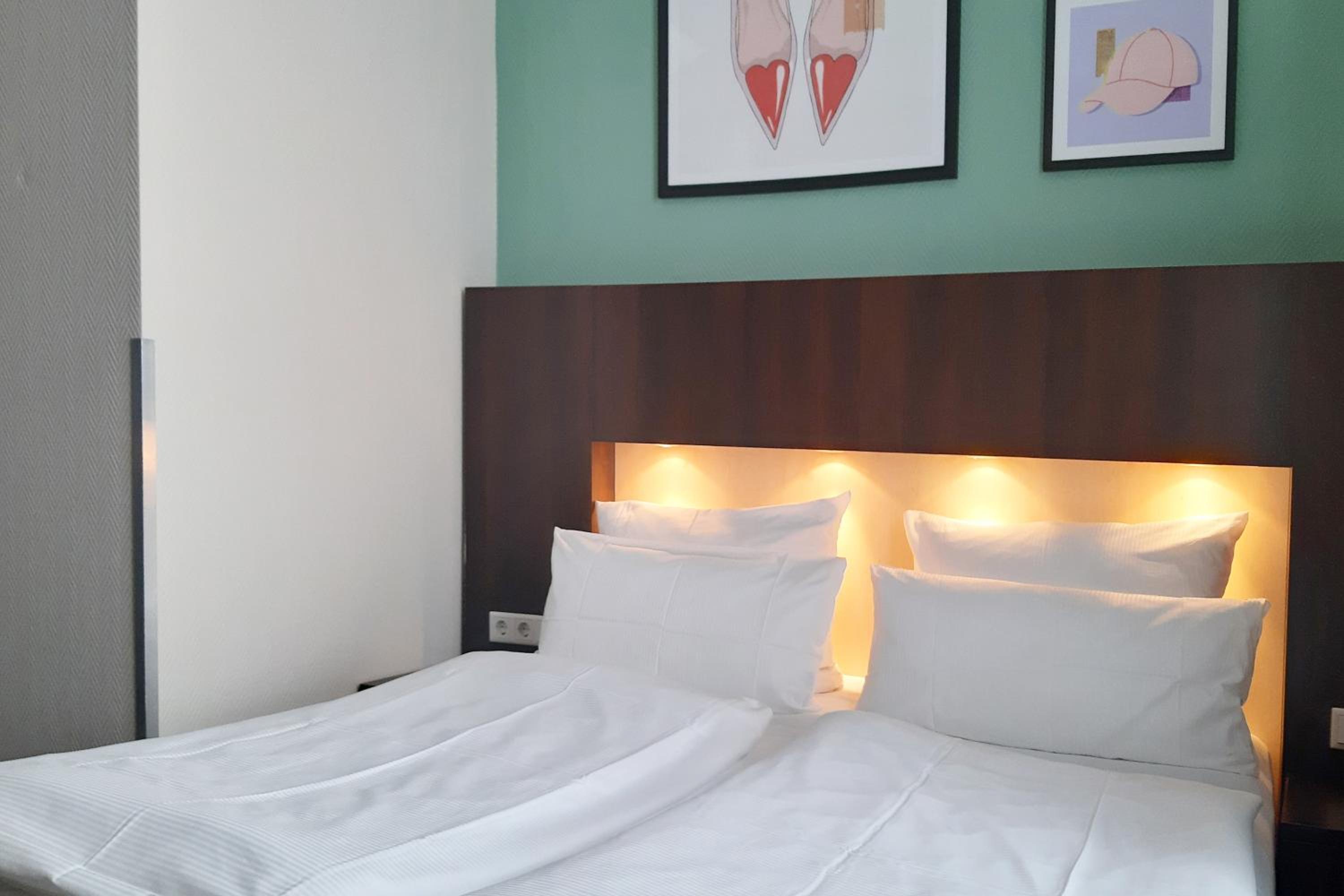 Standard Double Room - Photo 9