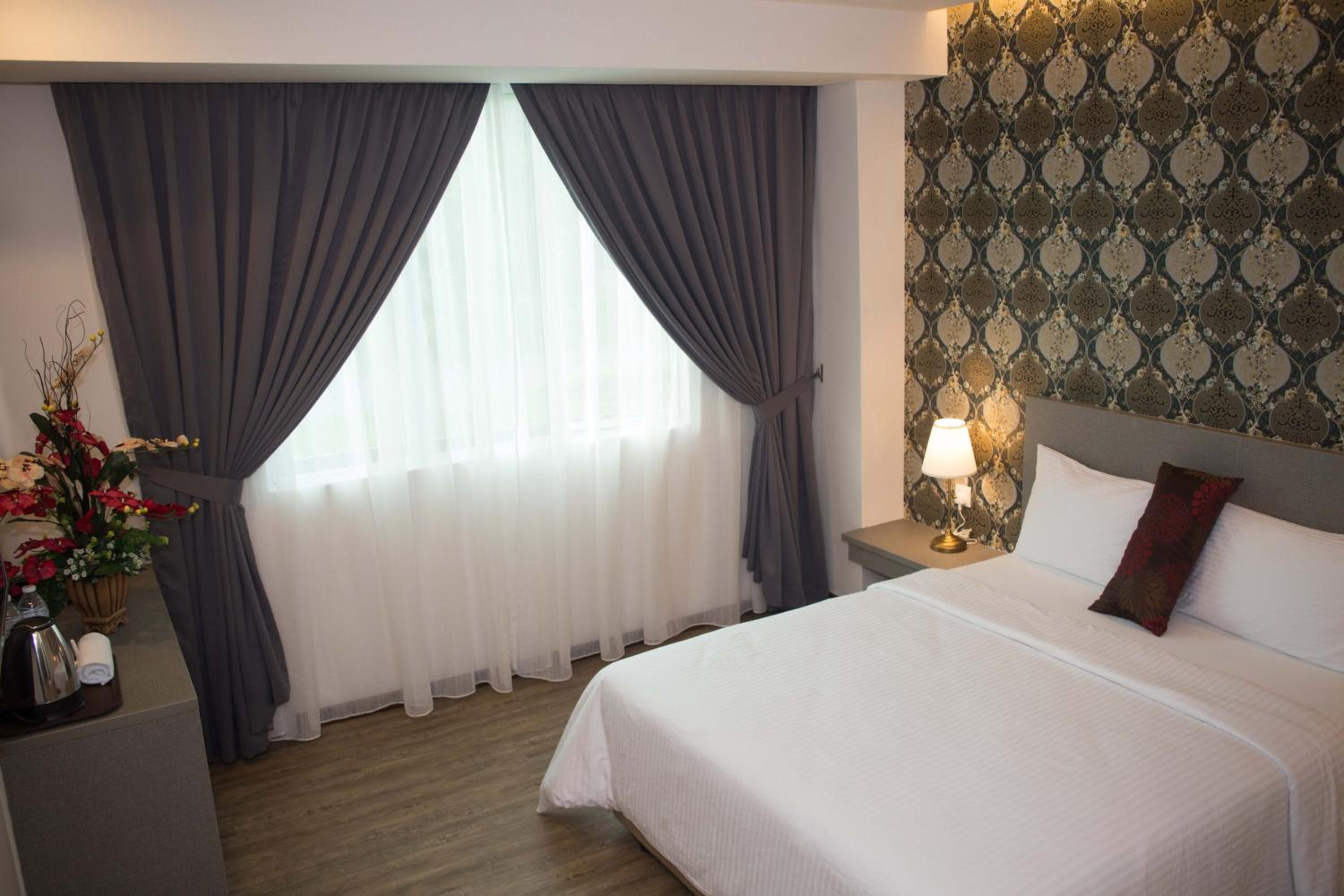Deluxe Queen Room with Airport Pick-Up photo 2