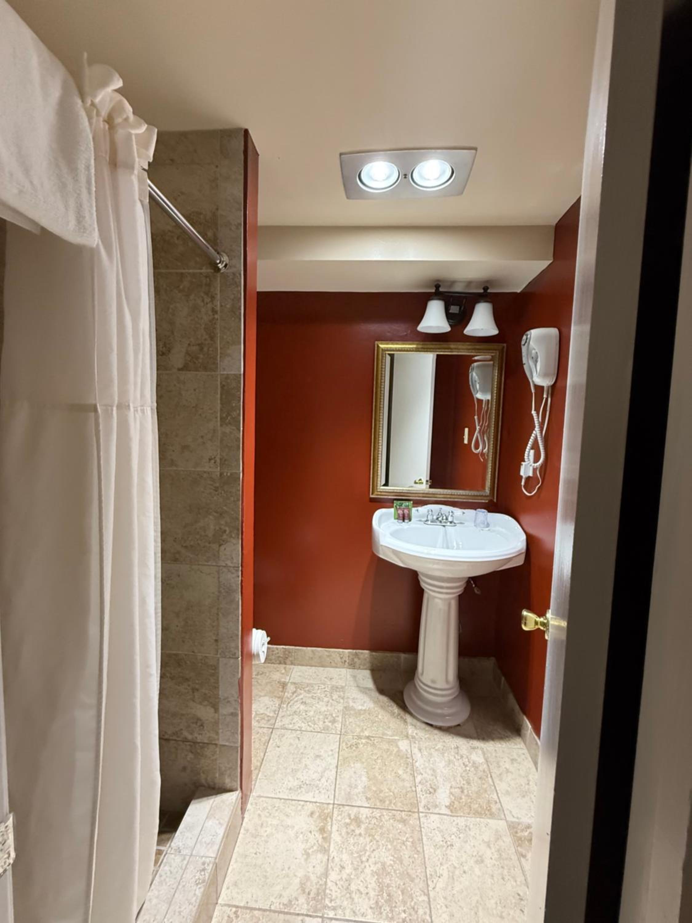 Standard Double Room - Photo 9
