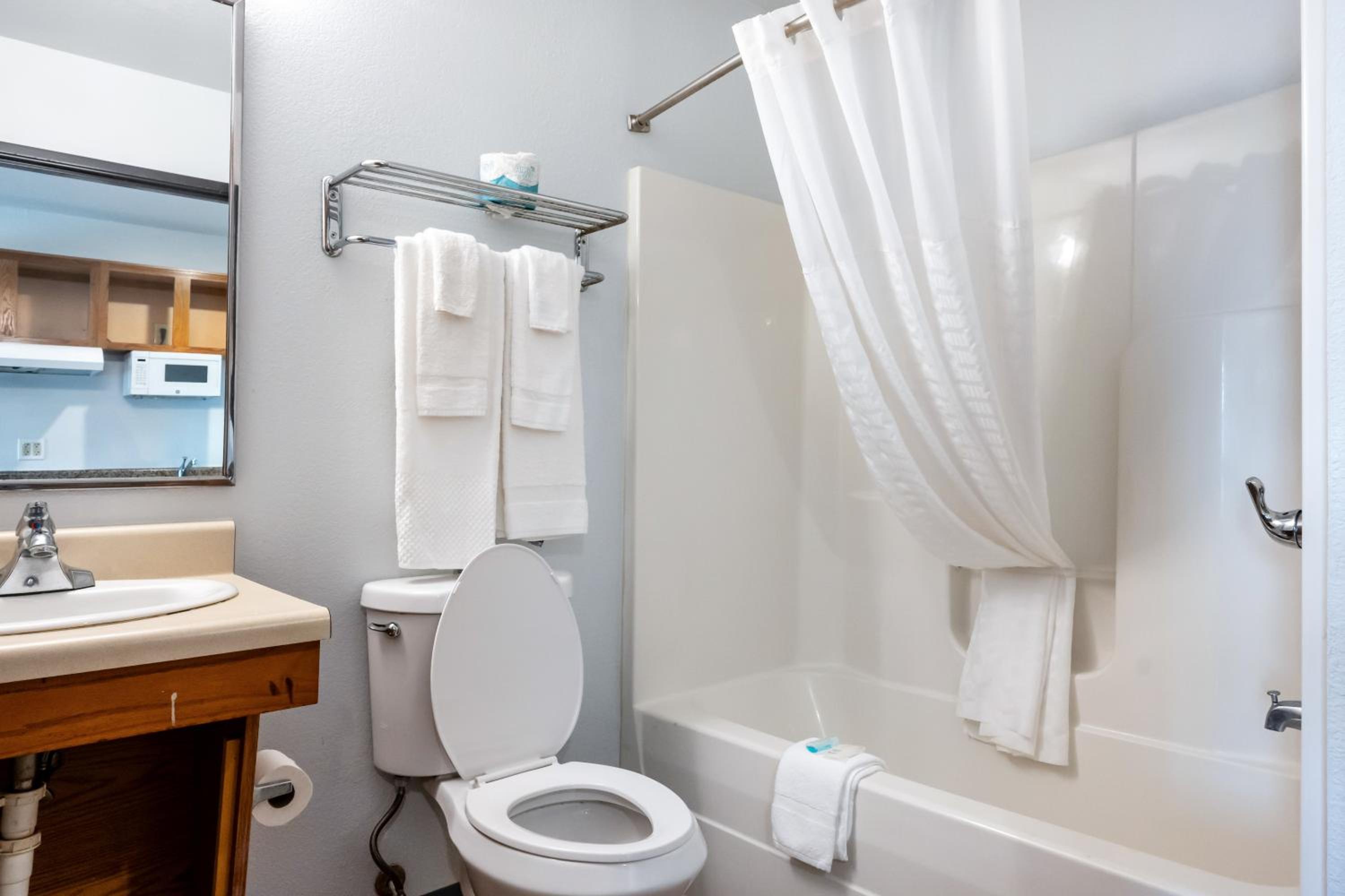 Efficiency Double Room with Two Double Beds - Accessible/Non-Smoking photo 2