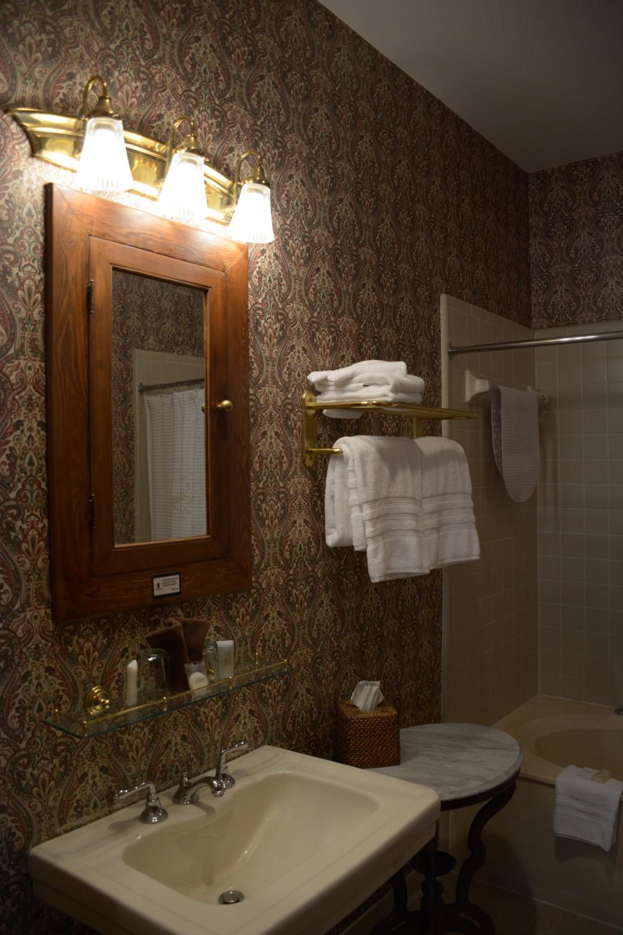 King Suite with Balcony - Thompson House photo 3