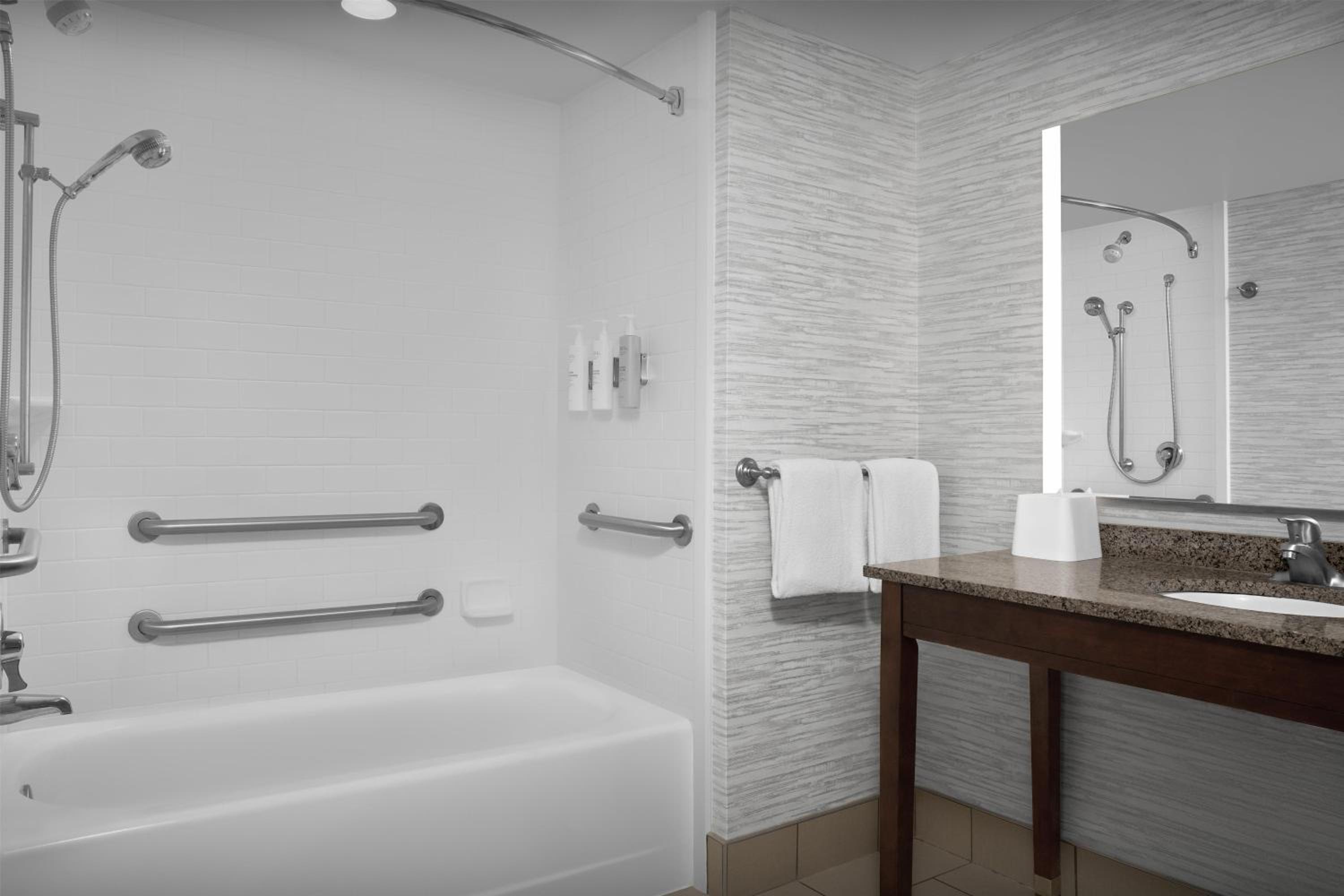 Studio with Two Queen Beds and Bath Tub - Mobility and Hearing Access/Non-Smoking - Photo 1