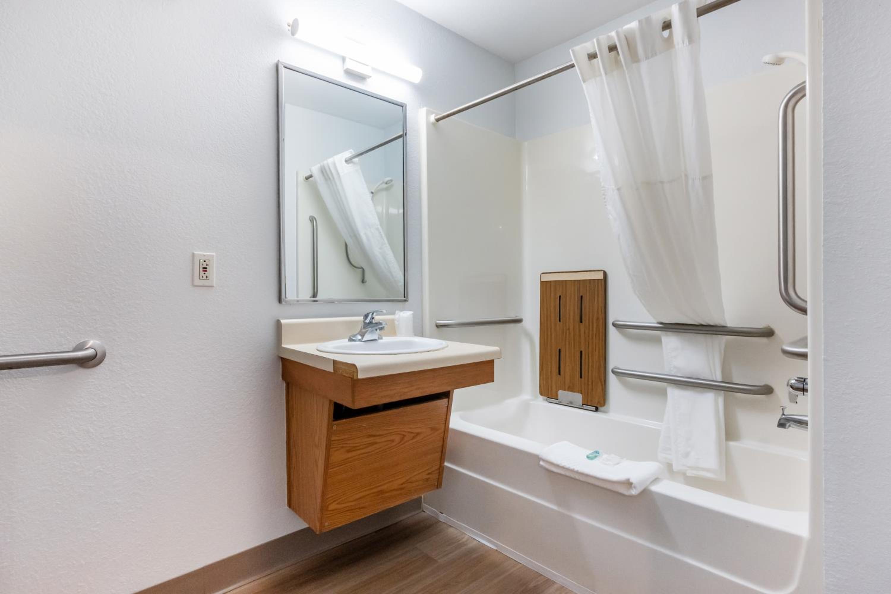 Efficiency Double Room - Accessible/Non-Smoking photo 3