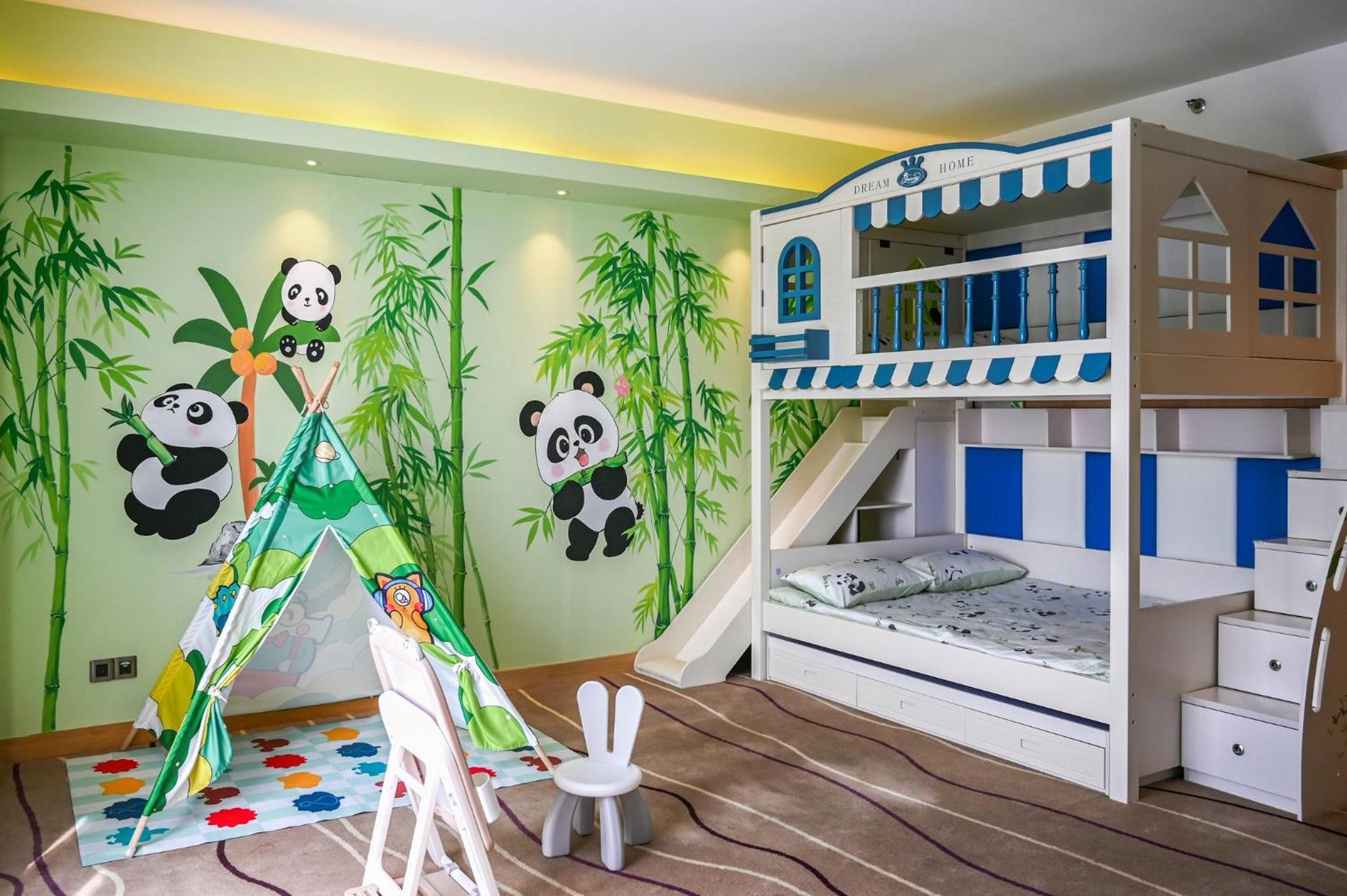 One-Bedroom Family Suite with Lounge Access