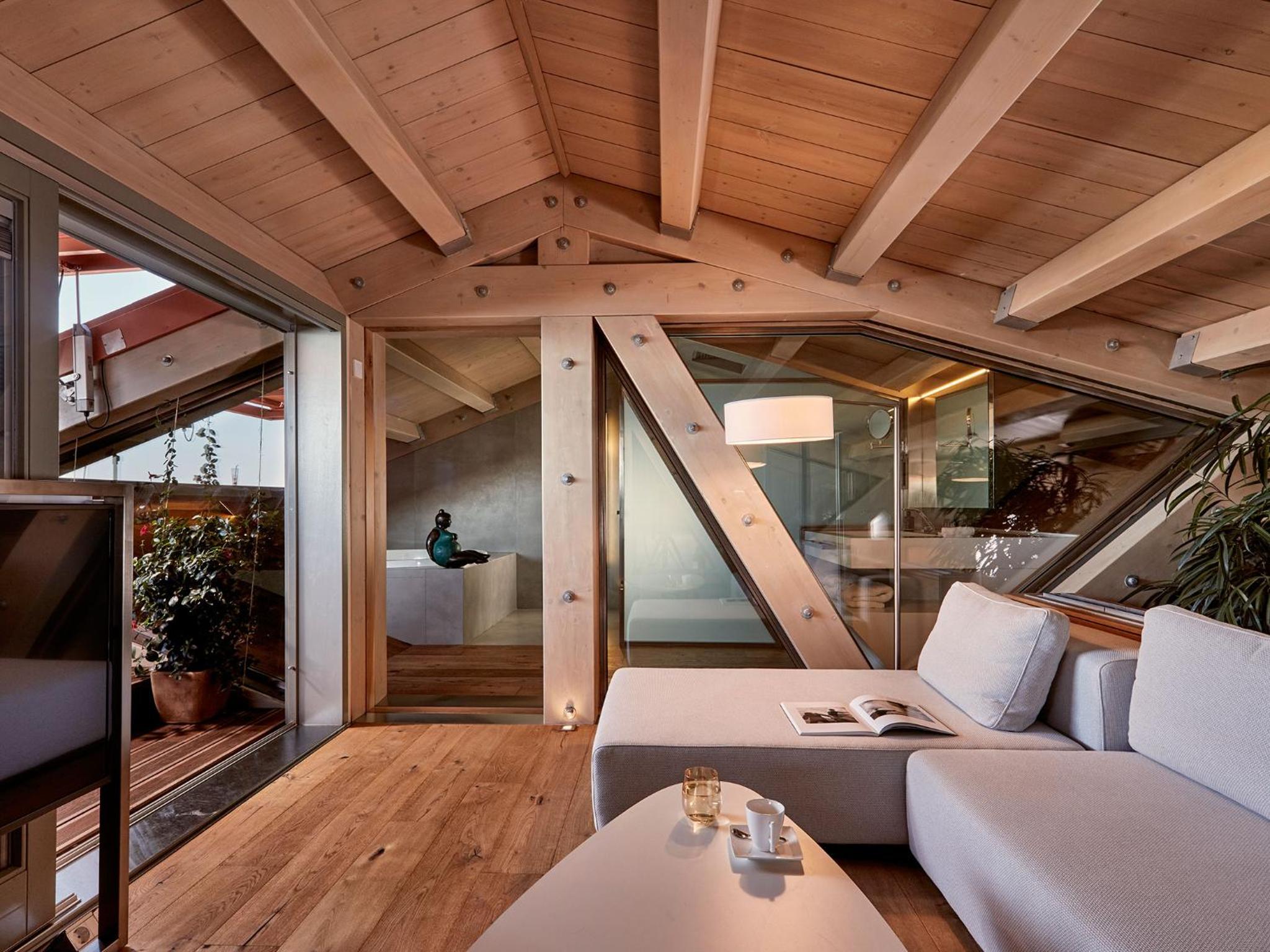 Grand Harbor Master Suite with Balcony and Sea View