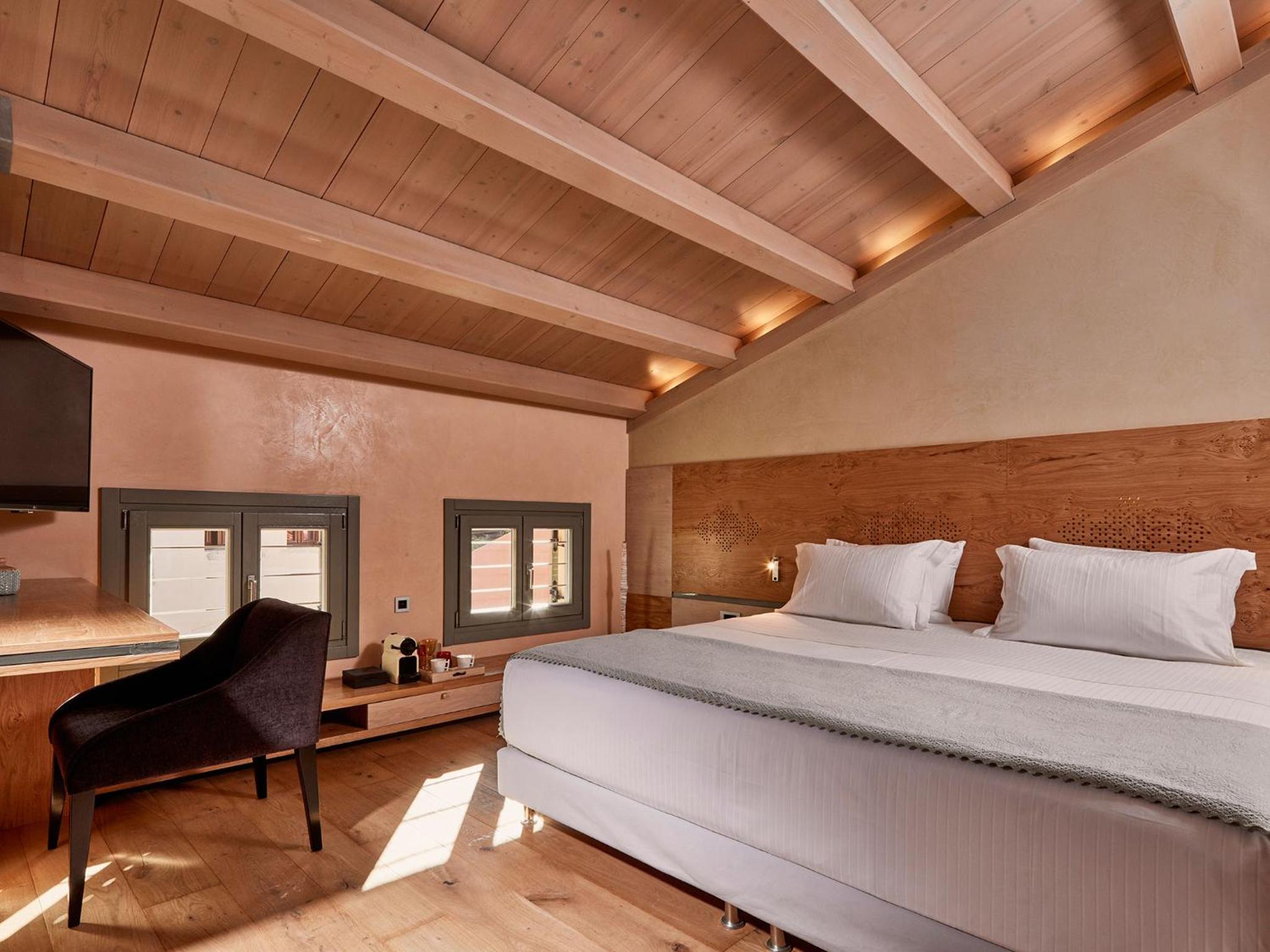 Grand Harbor Master Suite with Balcony and Sea View photo 3