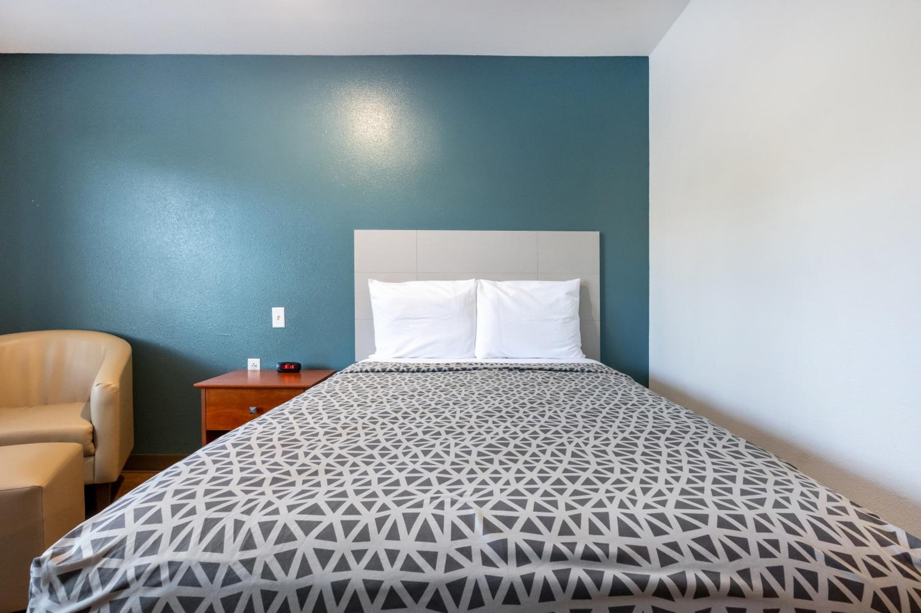 Efficiency Queen Room - Accessible/Non-Smoking photo 3
