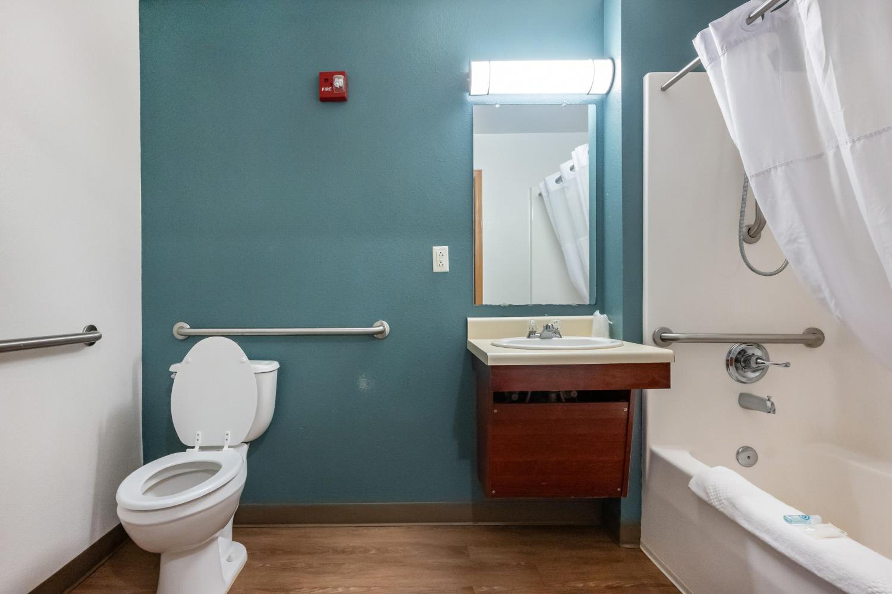 Efficiency Queen Room - Accessible/Non-Smoking photo 3