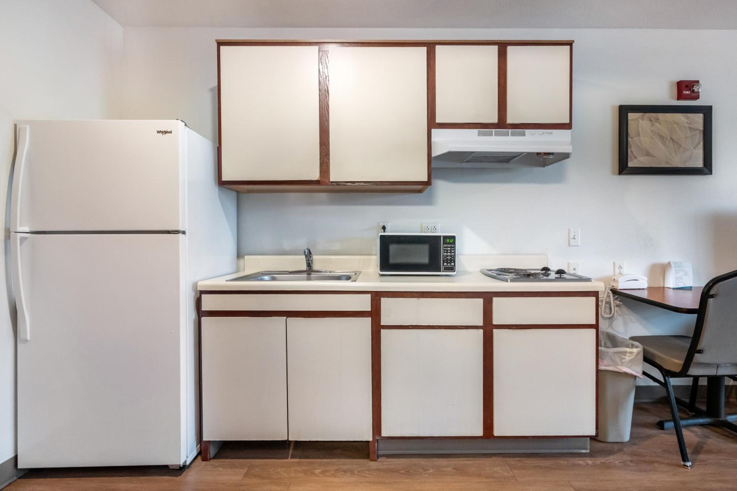 Efficiency Queen Room - Accessible/Non-Smoking