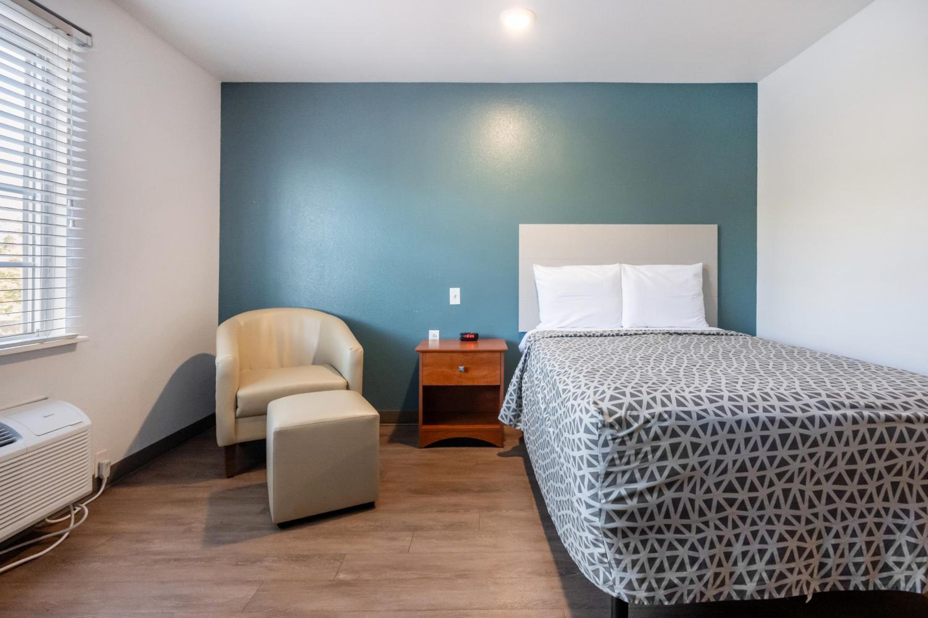 Efficiency Queen Room - Accessible/Non-Smoking photo 2