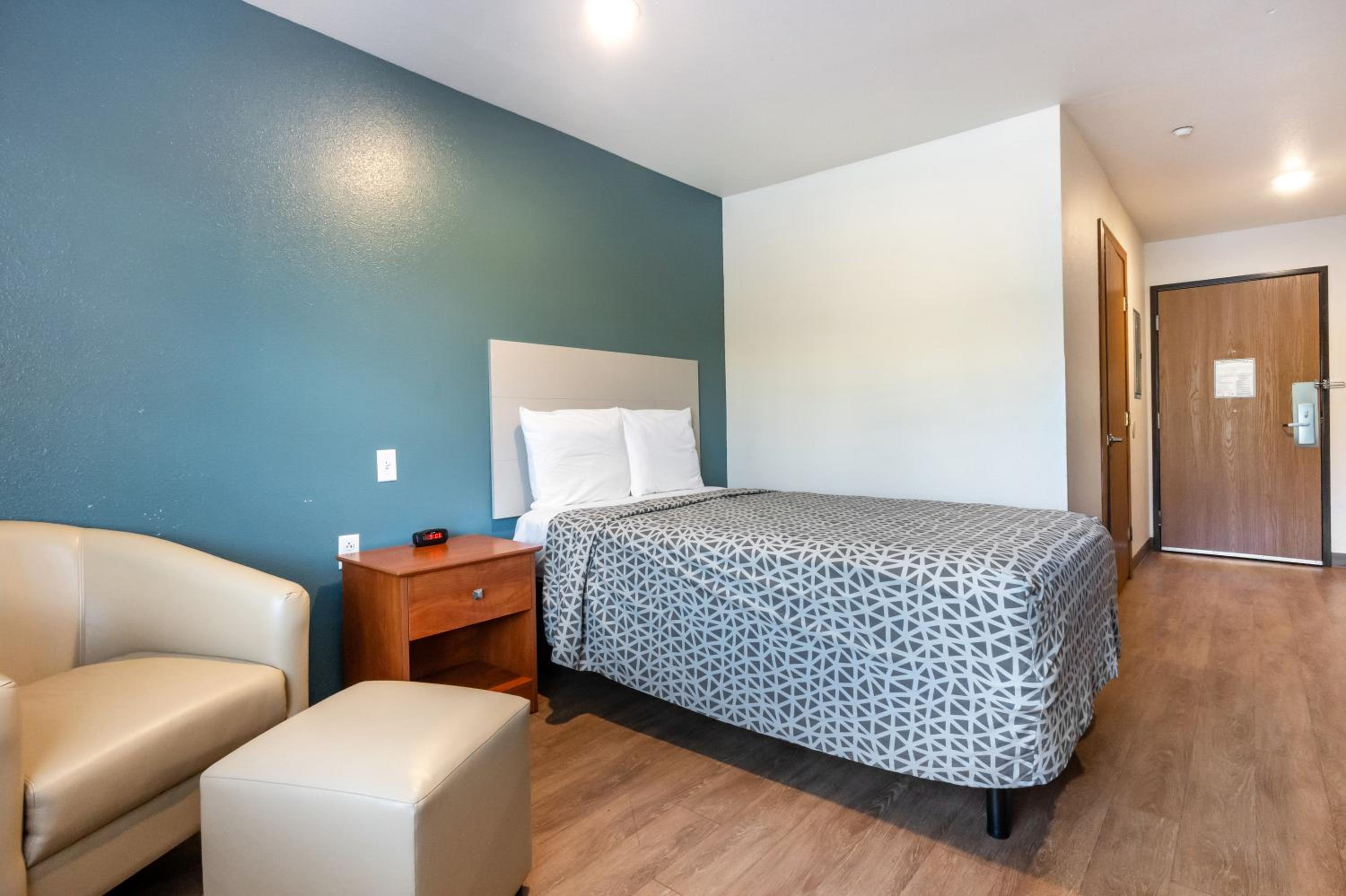 Efficiency Queen Room - Accessible/Non-Smoking photo 1