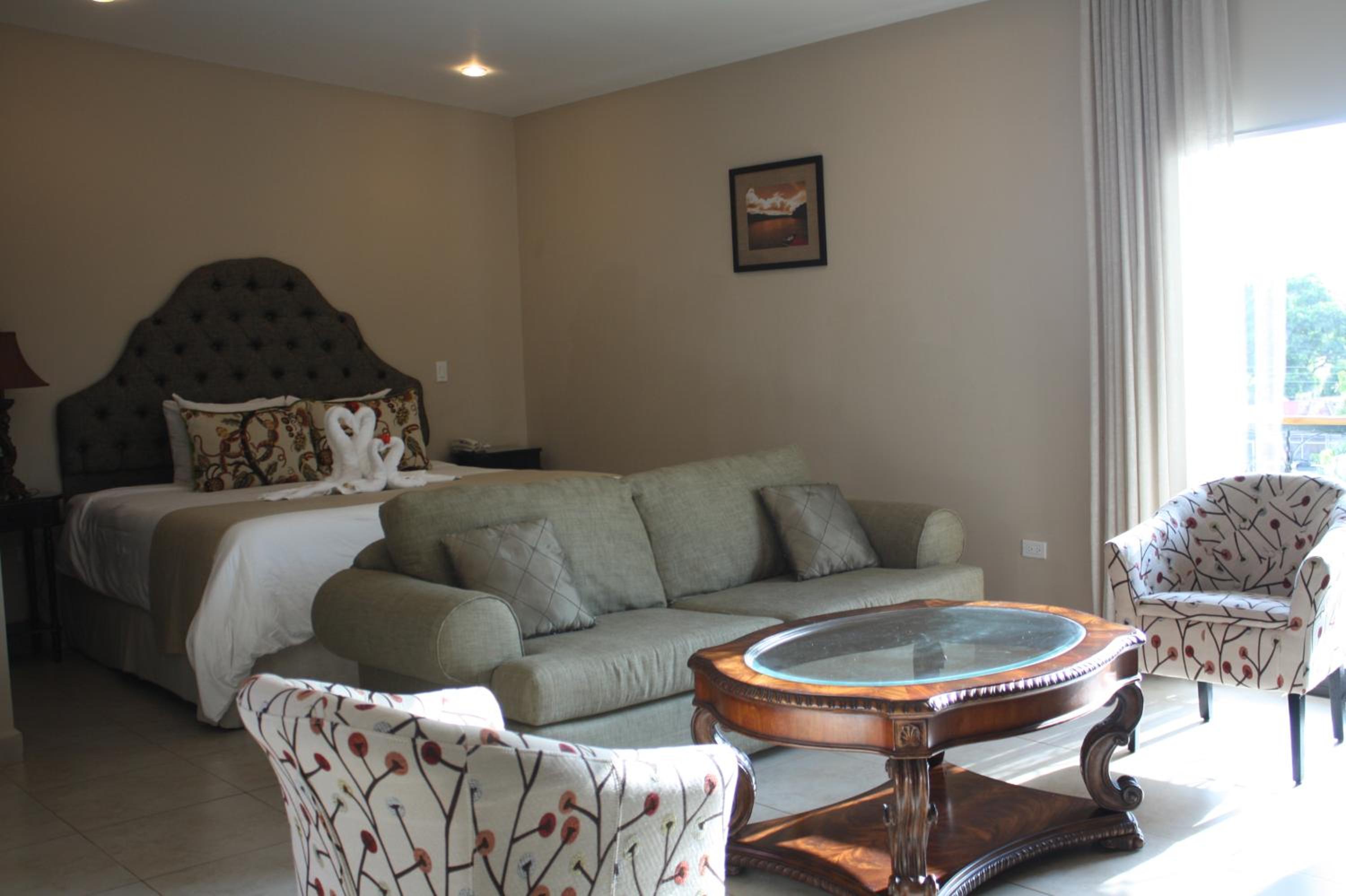 Deluxe Queen Suite photo 1