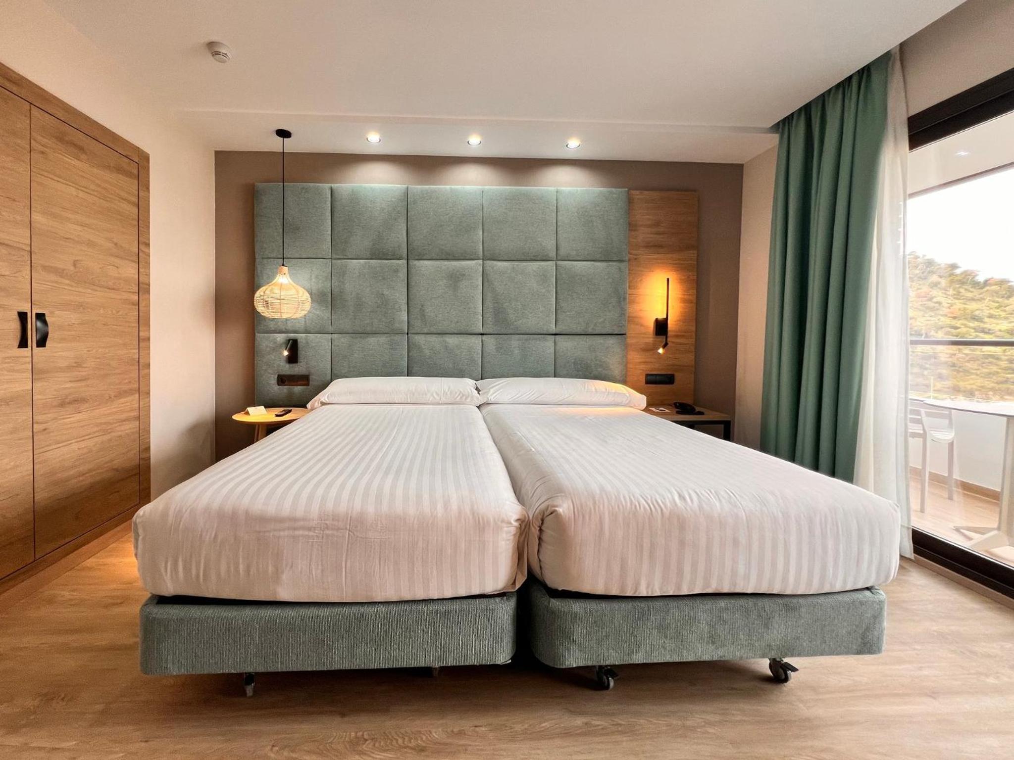 Deluxe Double Or Twin Room thumbnail 5