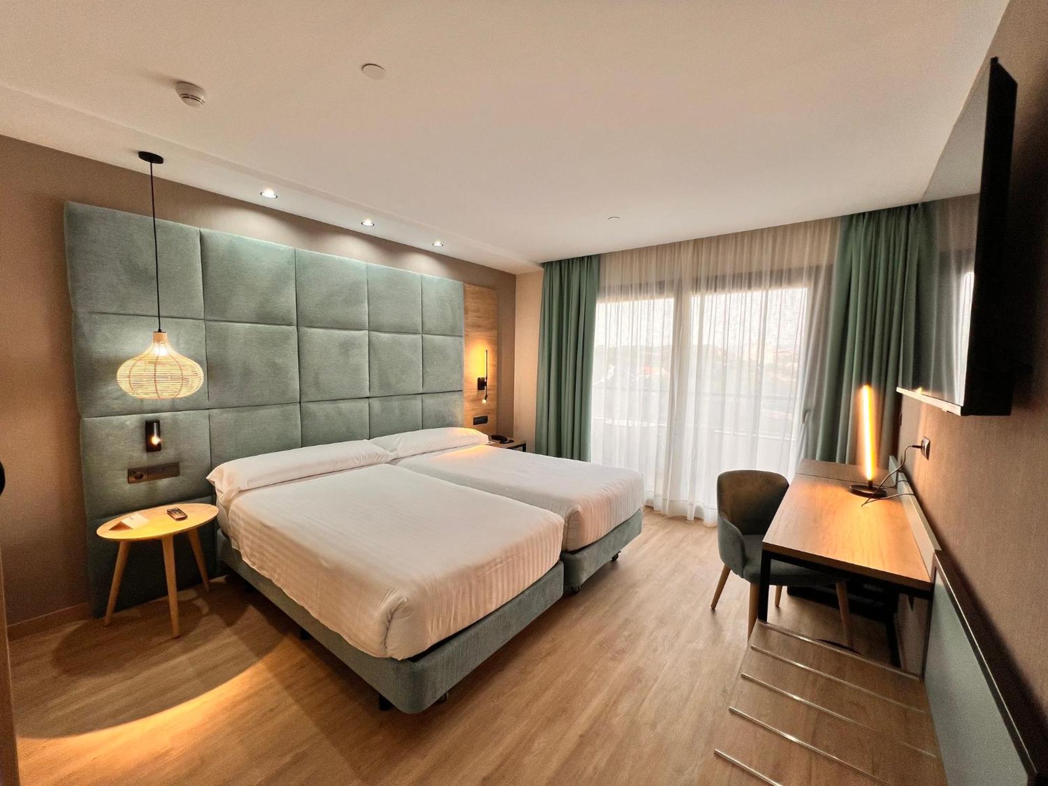 Superior Double or Twin Room with City View thumbnail 5