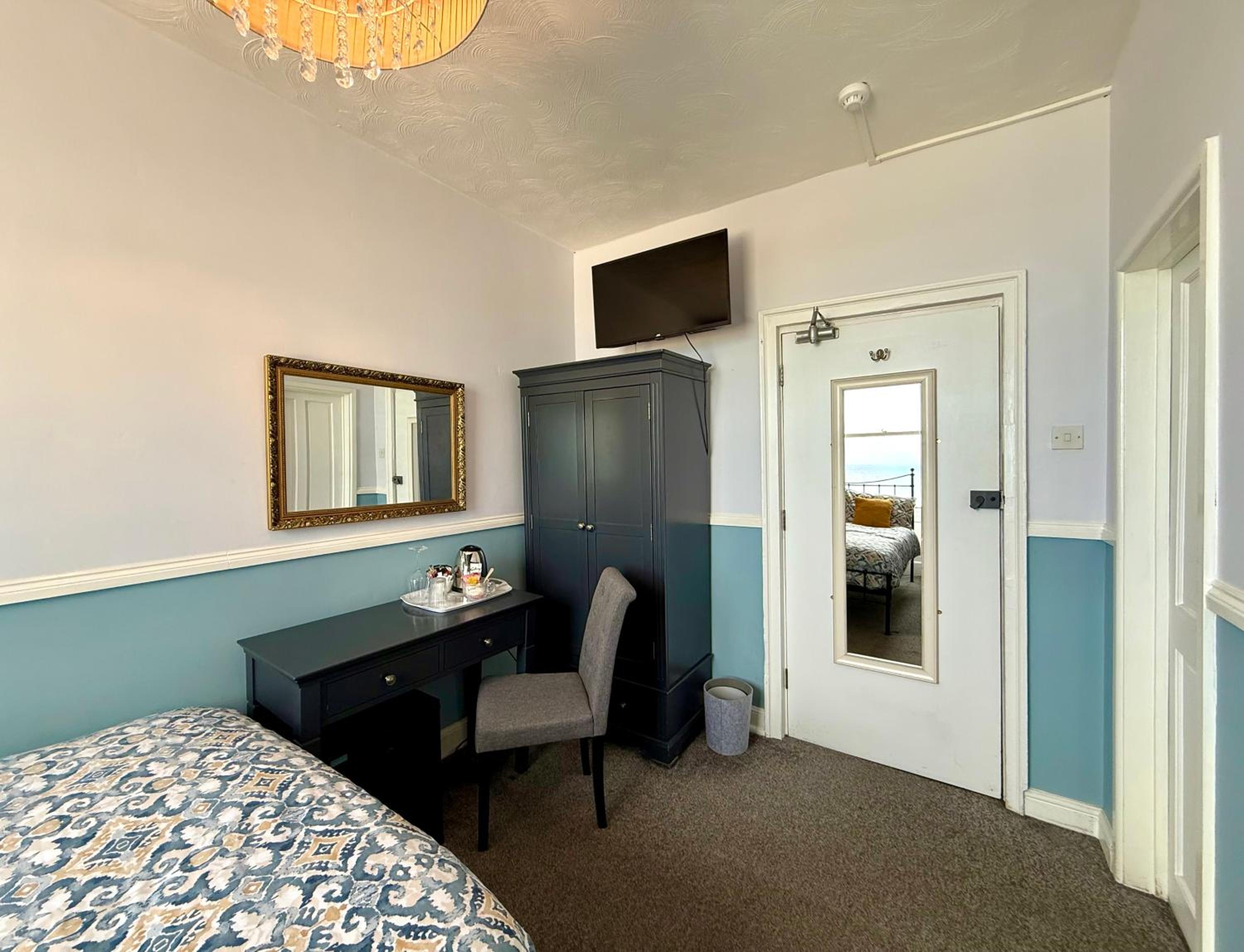 Budget Double Room - Photo 3