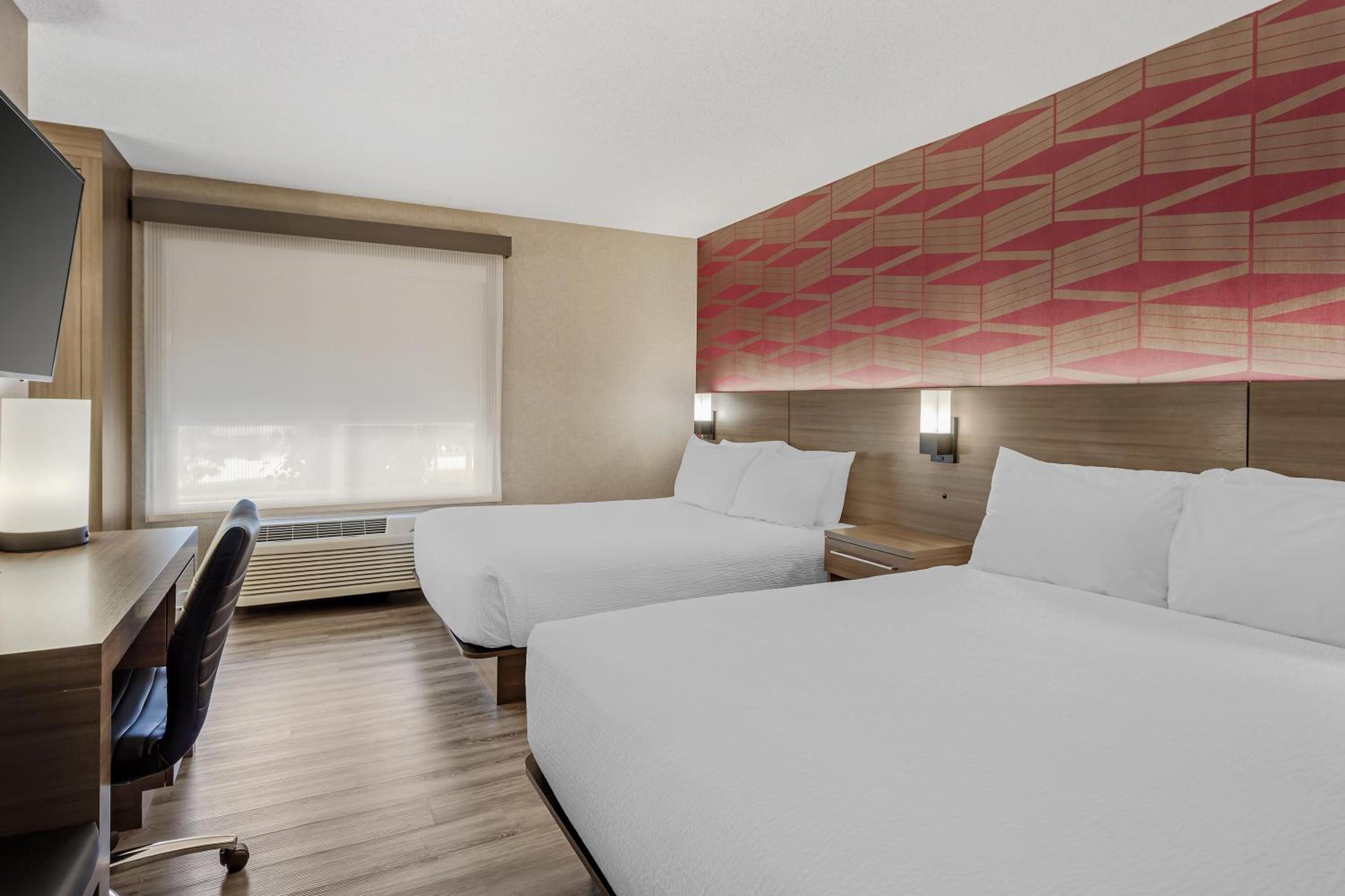 Suite with Two Queen Beds and One Bunk Bed with Kitchenette - Princess Theme/Non-Smoking