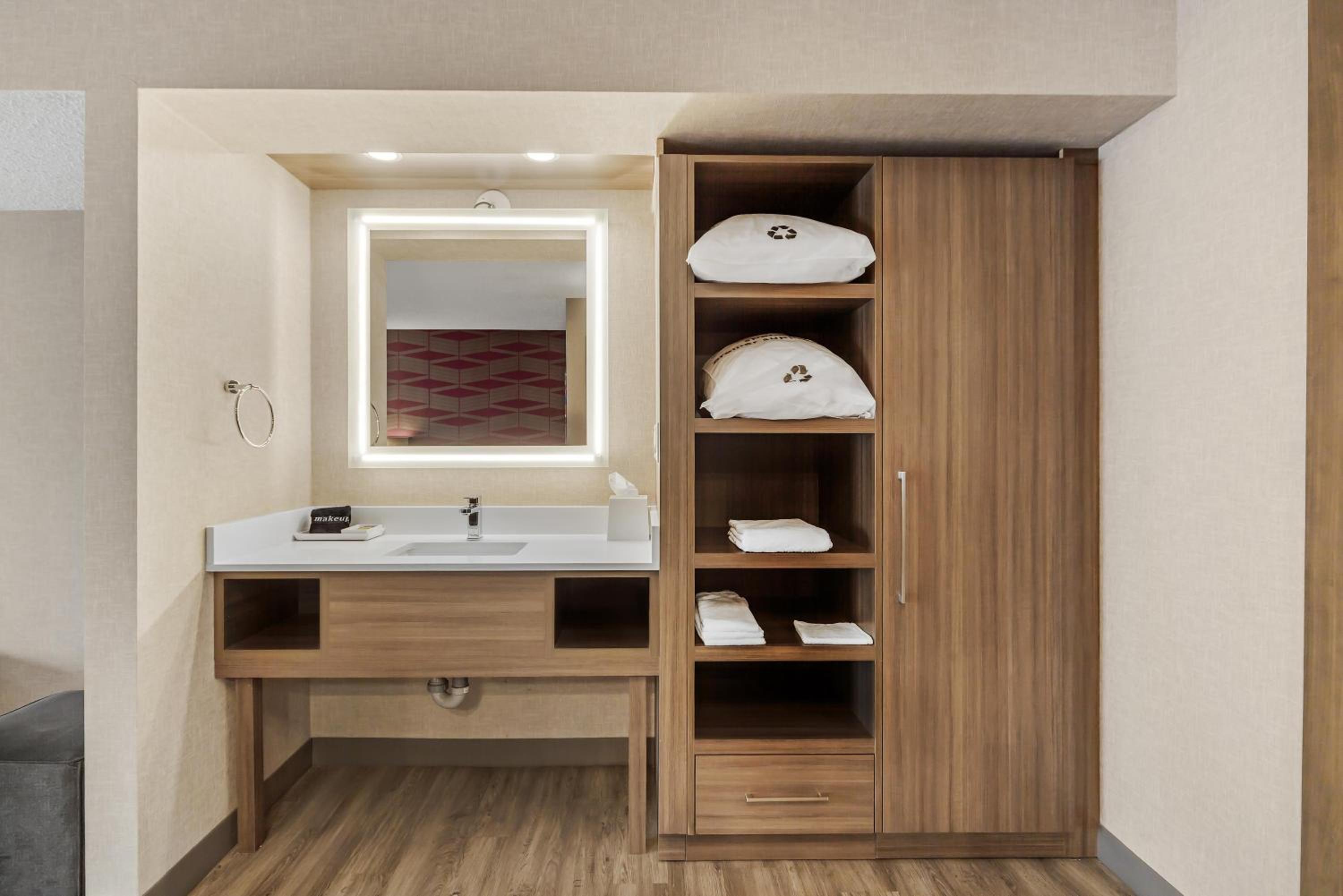 King Room with Sofa Bed and Walk-In Shower - Non-Smoking