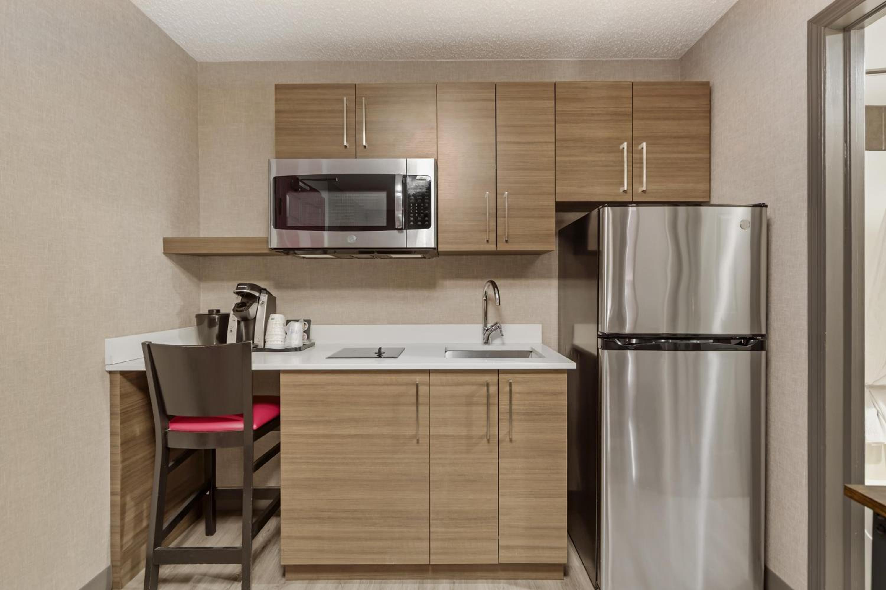 Suite with Two Queen Beds and One Bunk Bed with Kitchenette - Princess Theme/Non-Smoking