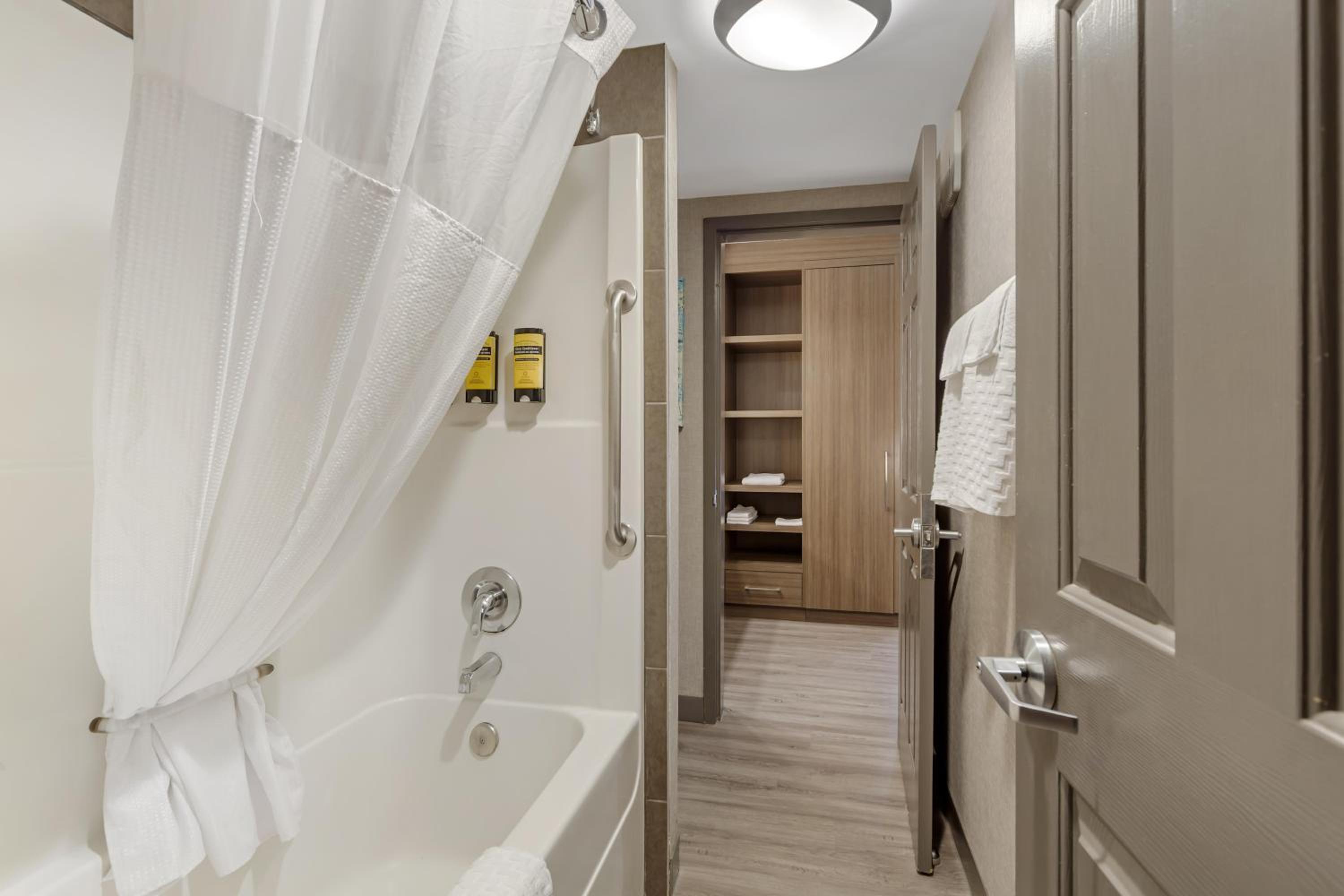 Suite with Two Queen Beds and One Bunk Bed with Kitchenette - Princess Theme/Non-Smoking
