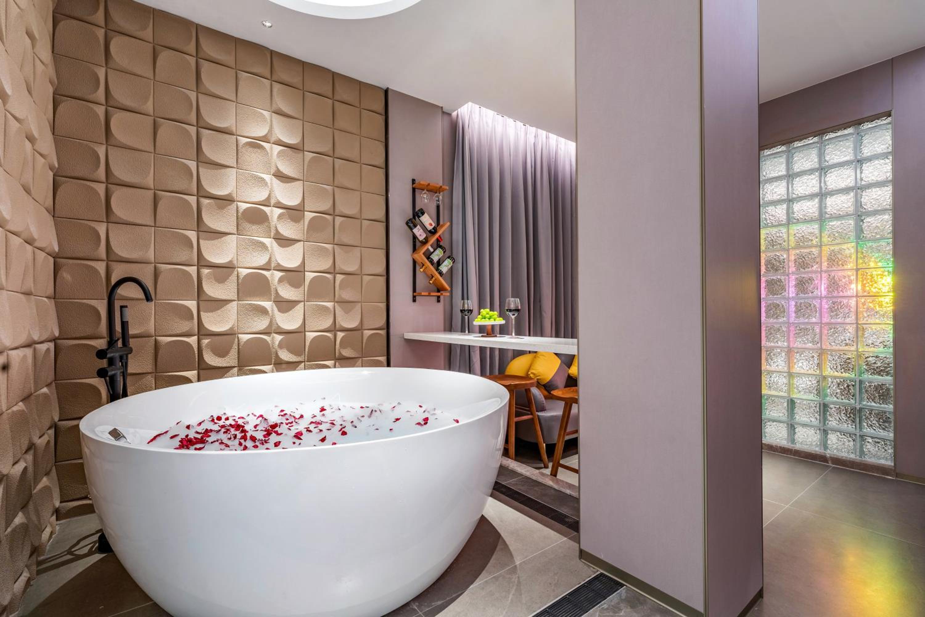 Deluxe Suite with Spa Bath photo 1