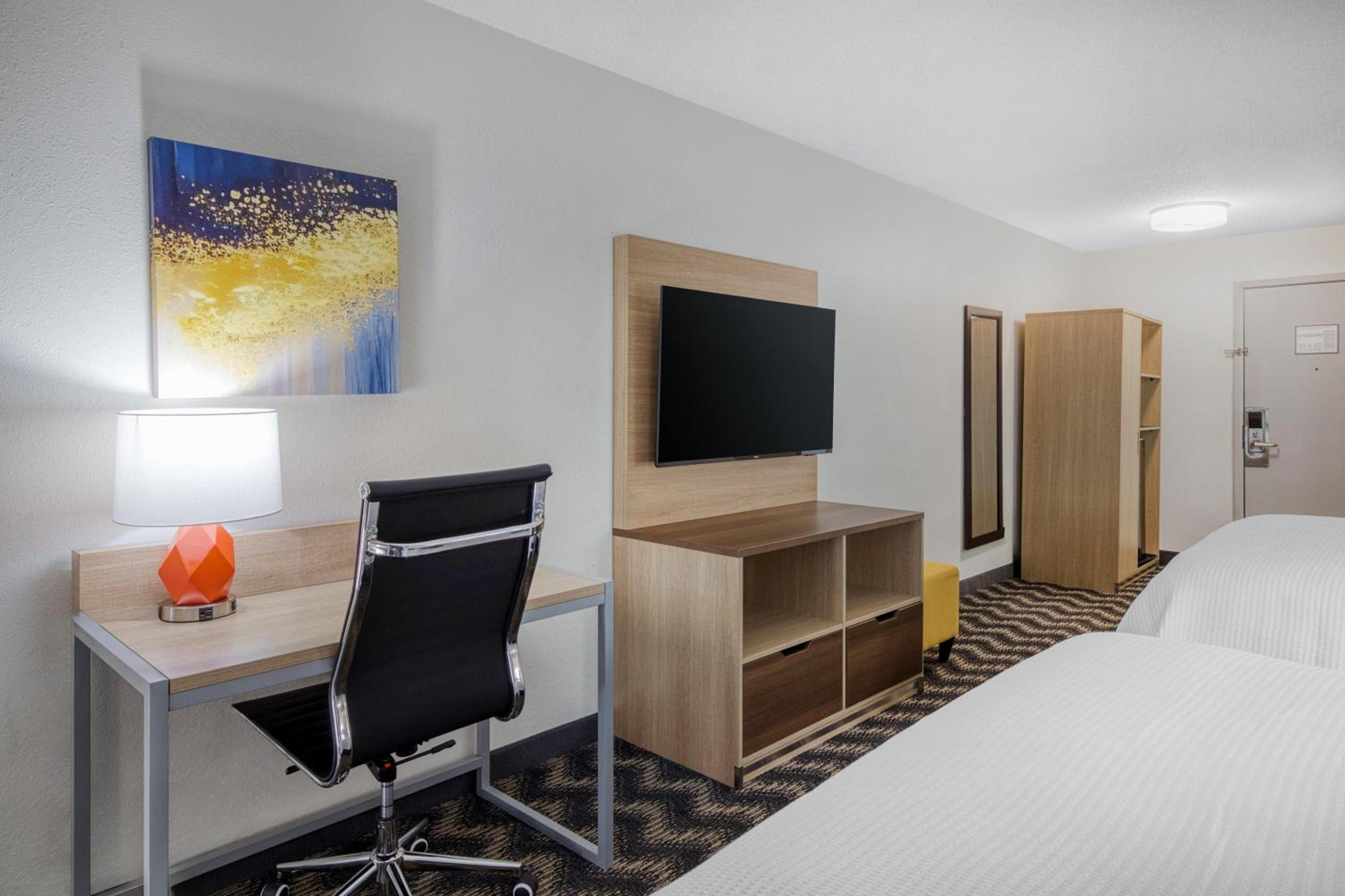 Queen Room with Two Queen Beds - Non-Smoking - Photo 3