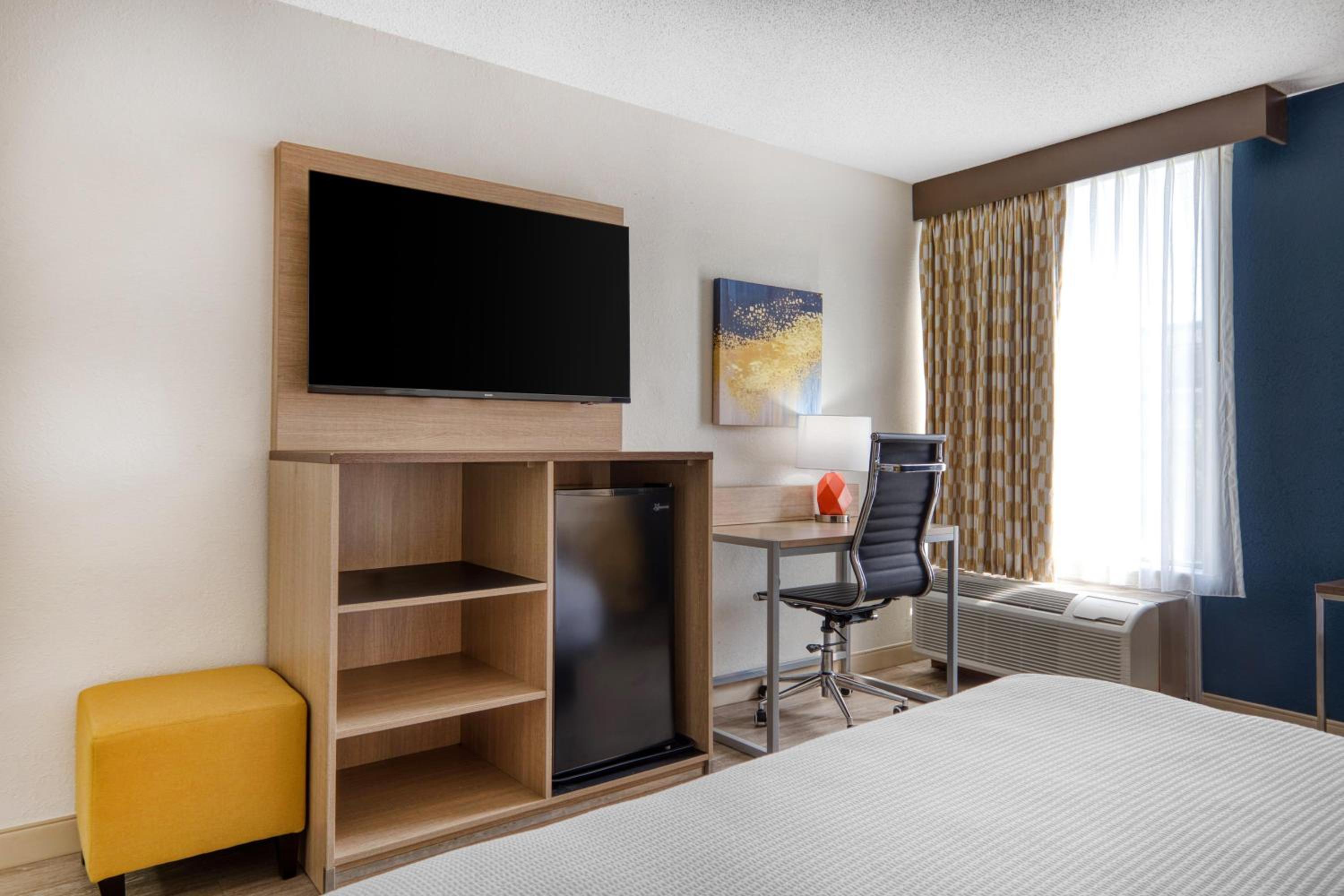 King Room with Bath Tub - Disability Access/Non-Smoking - Photo 2
