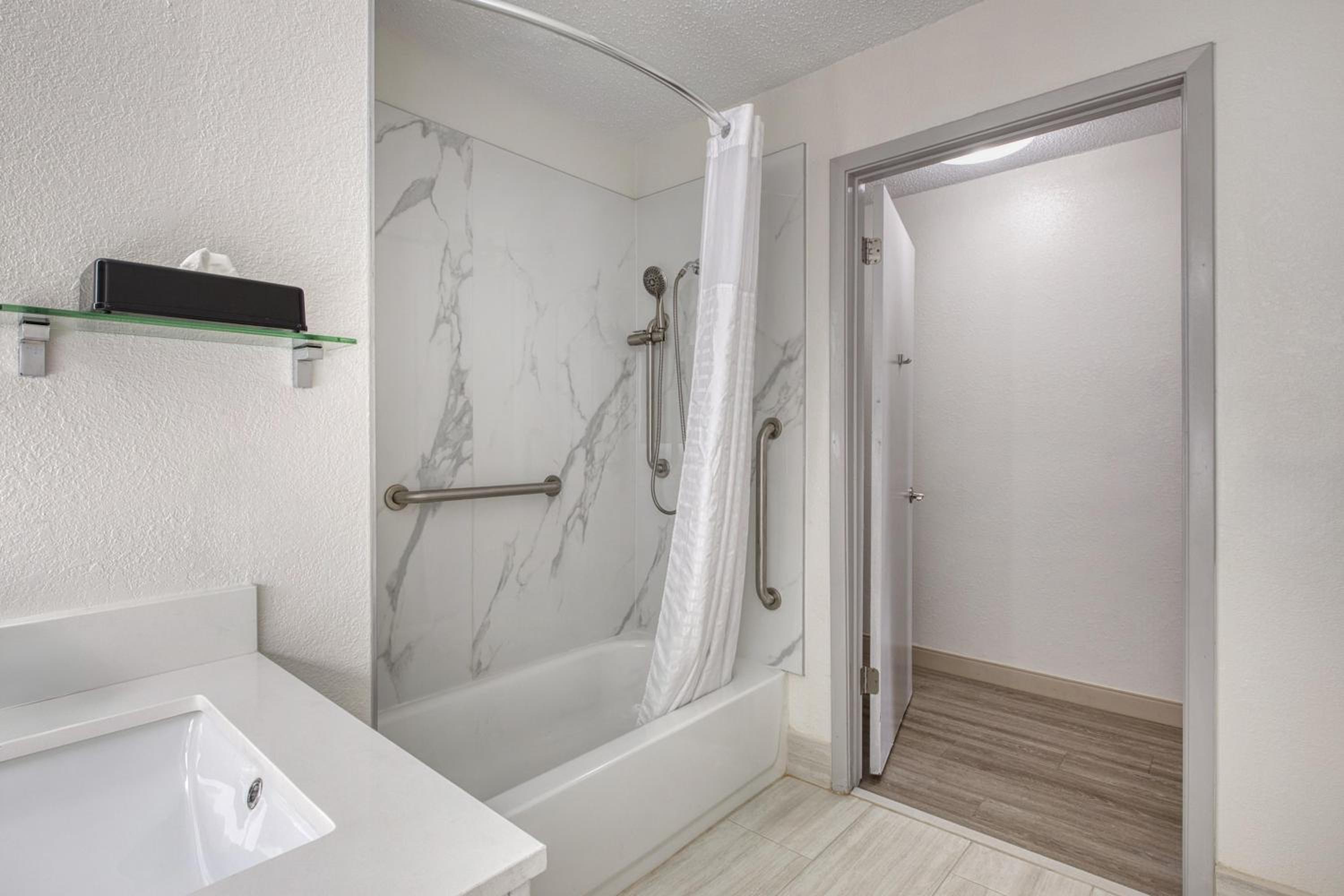 King Room with Bath Tub - Disability Access/Non-Smoking - Photo 4