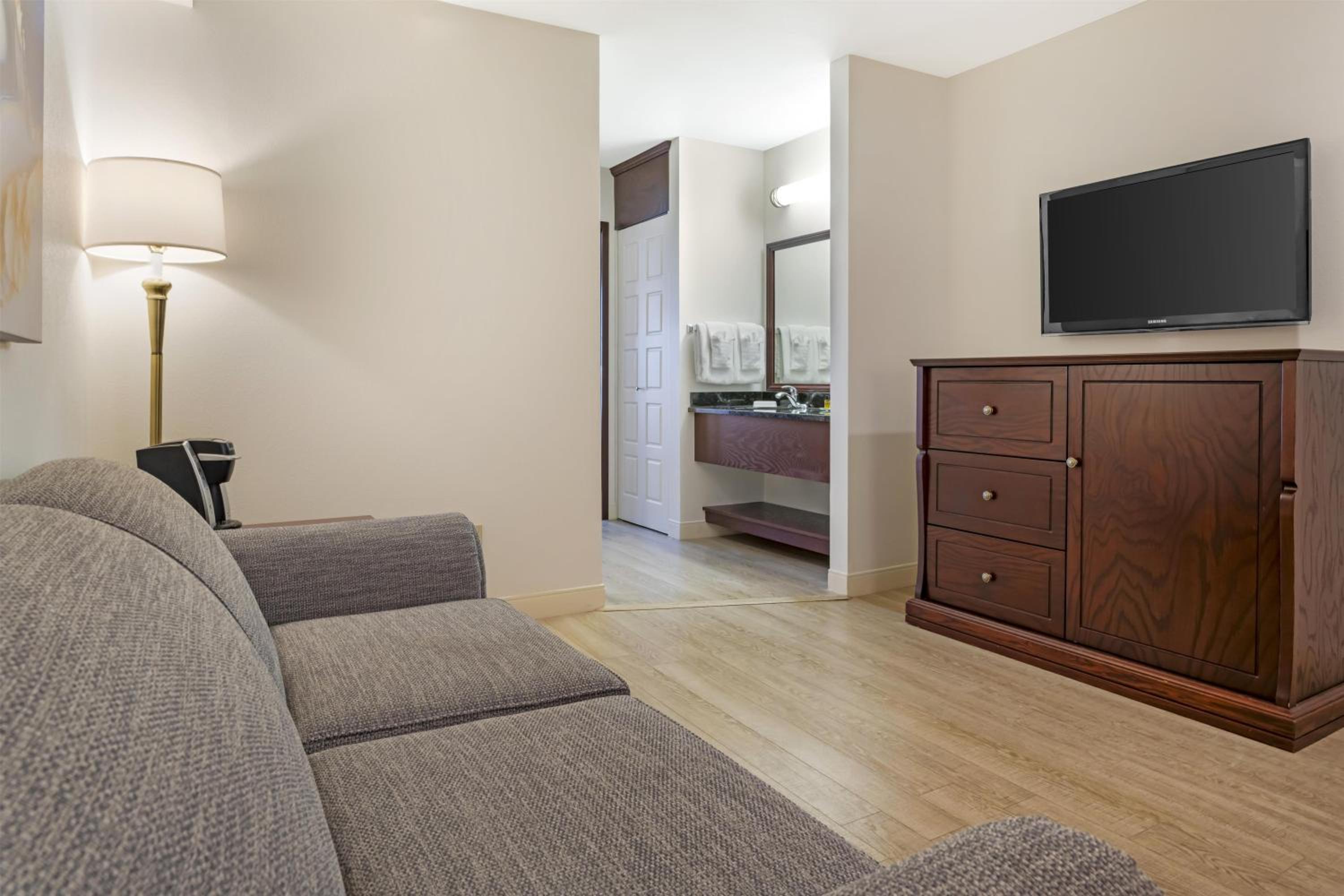 King Suite with Sofa Bed and Fireplace - Non-Smoking  - Photo 5