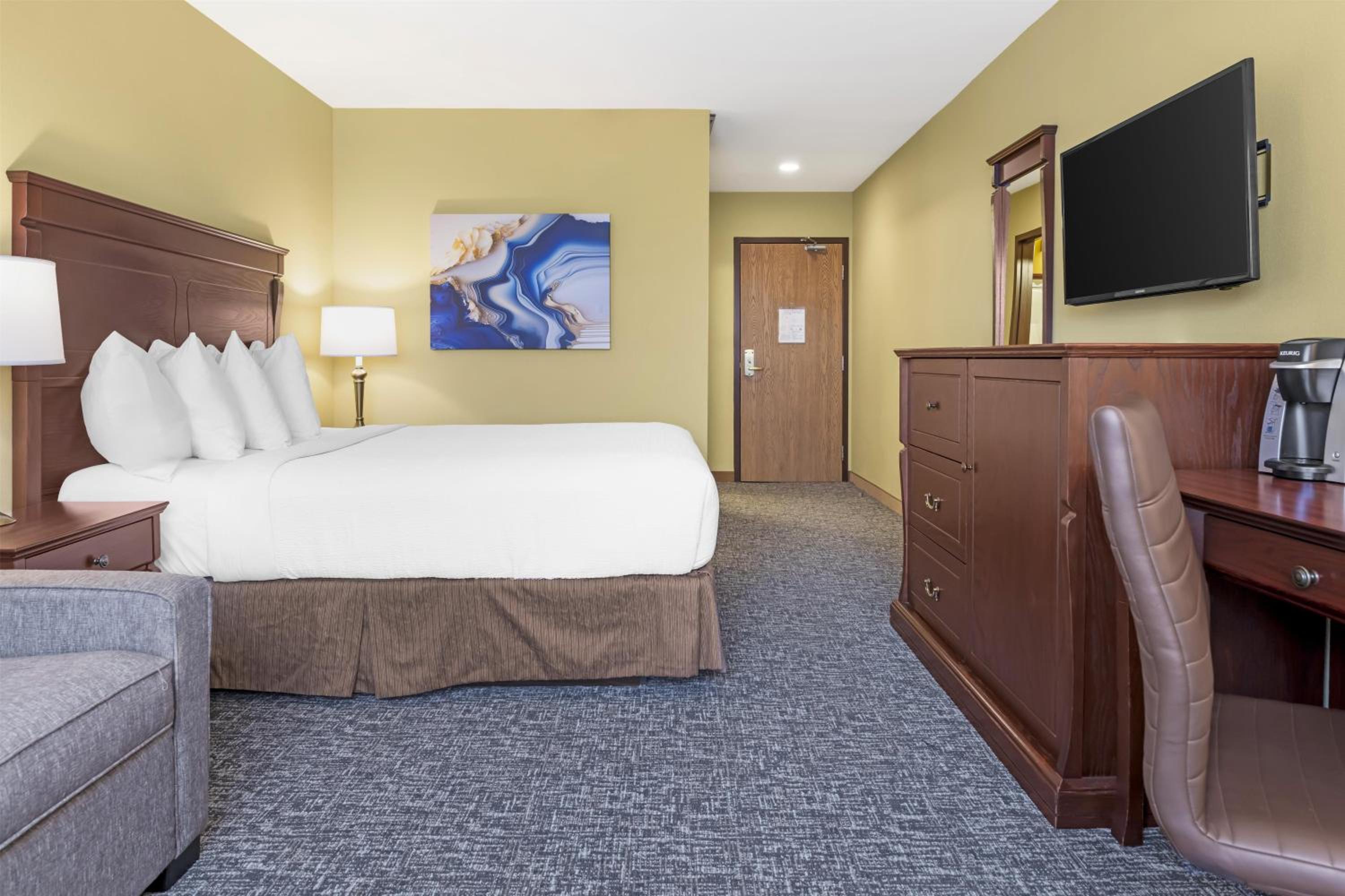 King Suite with Sofa Bed and Fireplace - Non-Smoking  - Photo 2