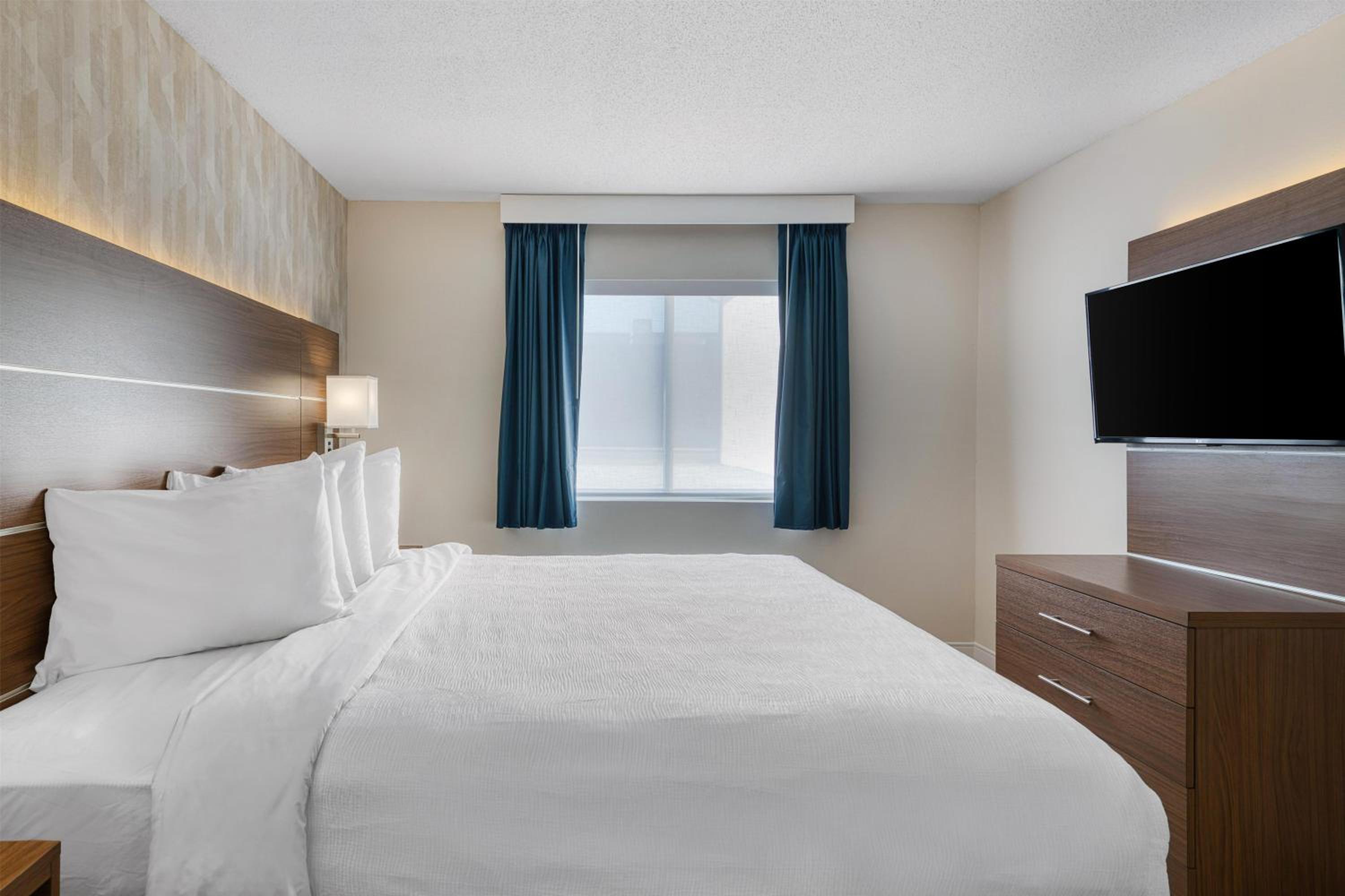 One-Bedroom King Suite with Full Kitchen, Living Area and Sofa Bed - Non-Smoking - Photo 2