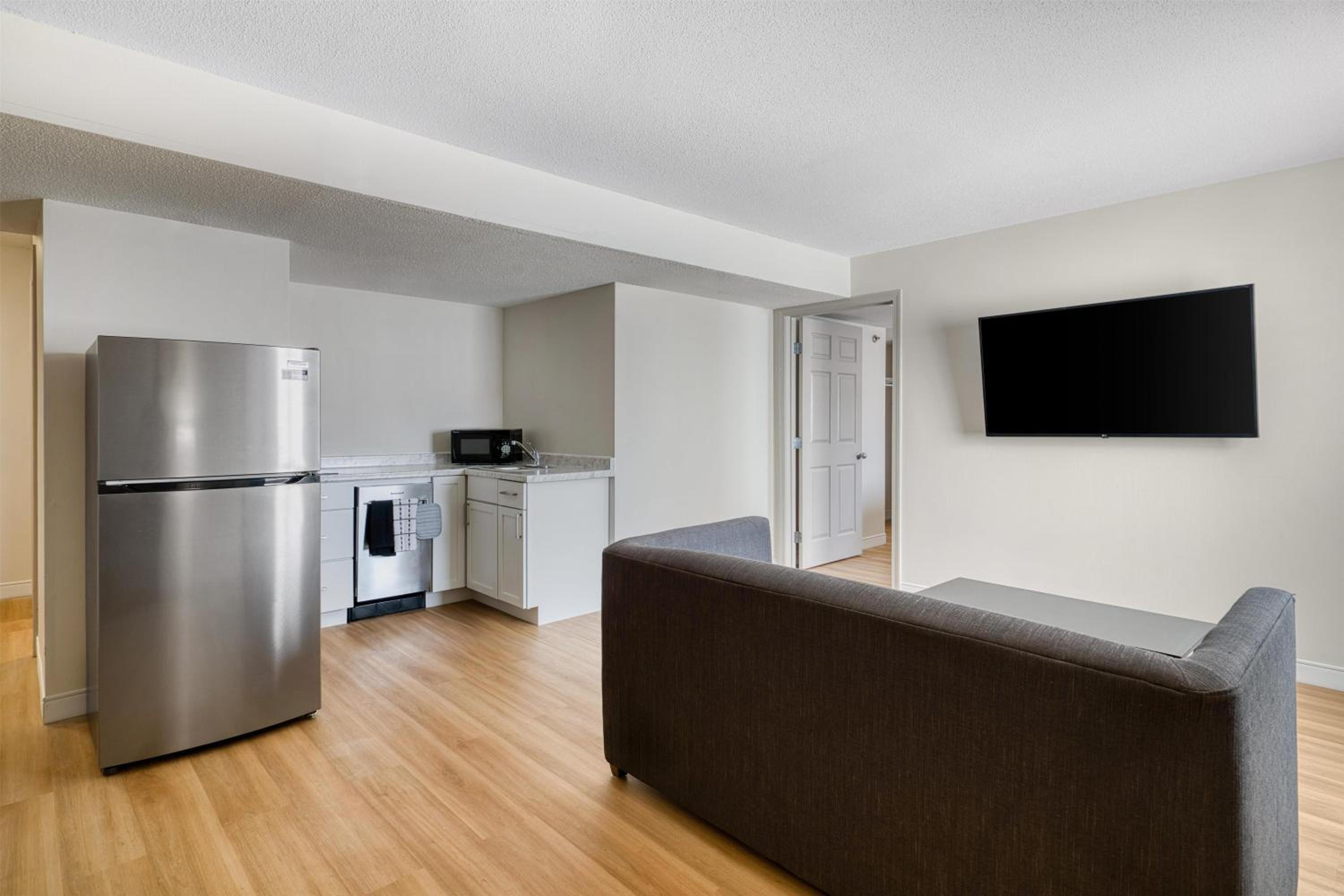 One-Bedroom King Suite with Full Kitchen, Living Area and Sofa Bed - Non-Smoking - Photo 3