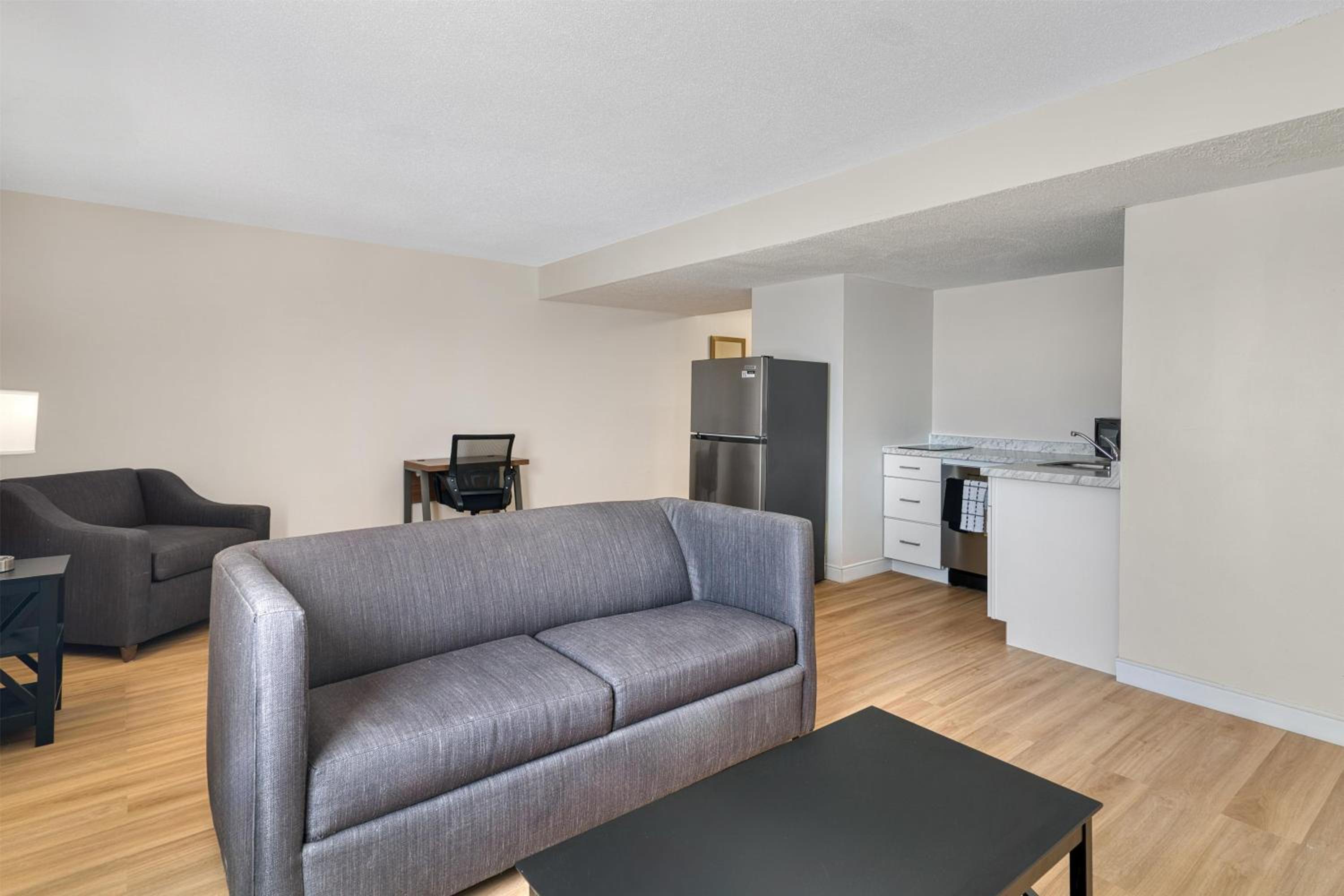 One-Bedroom King Suite with Full Kitchen, Living Area and Sofa Bed - Non-Smoking - Photo 4