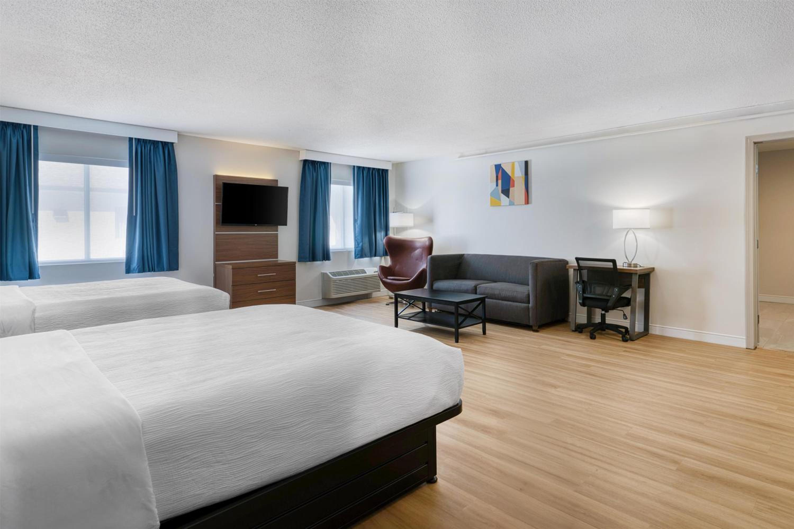 Large Queen Room with Two Queen Beds, Full Kitchen, Living Area and Sofa Bed - Non-Smoking photo 2