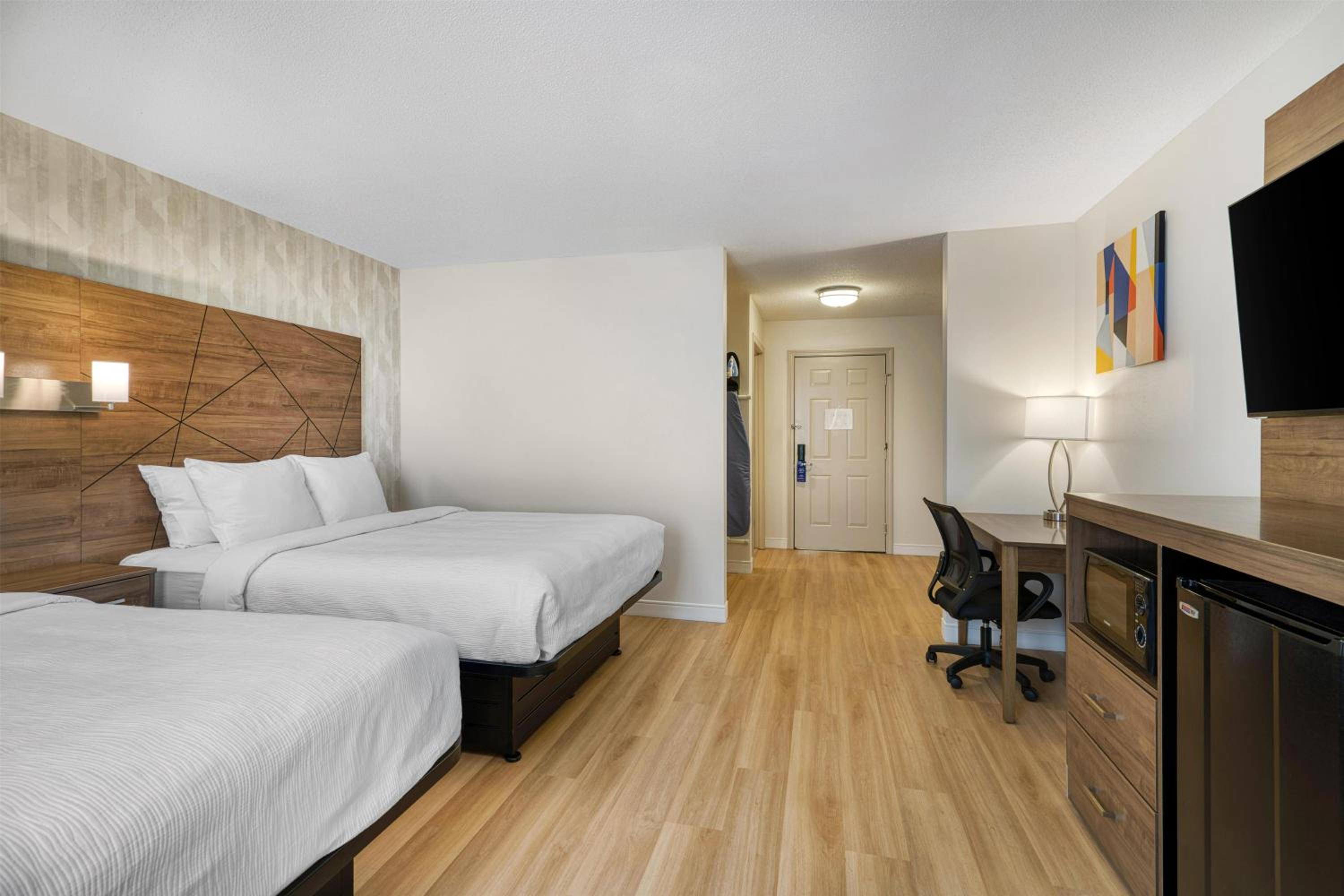 Room with Two Queen Beds - Non-Smoking - Photo 2