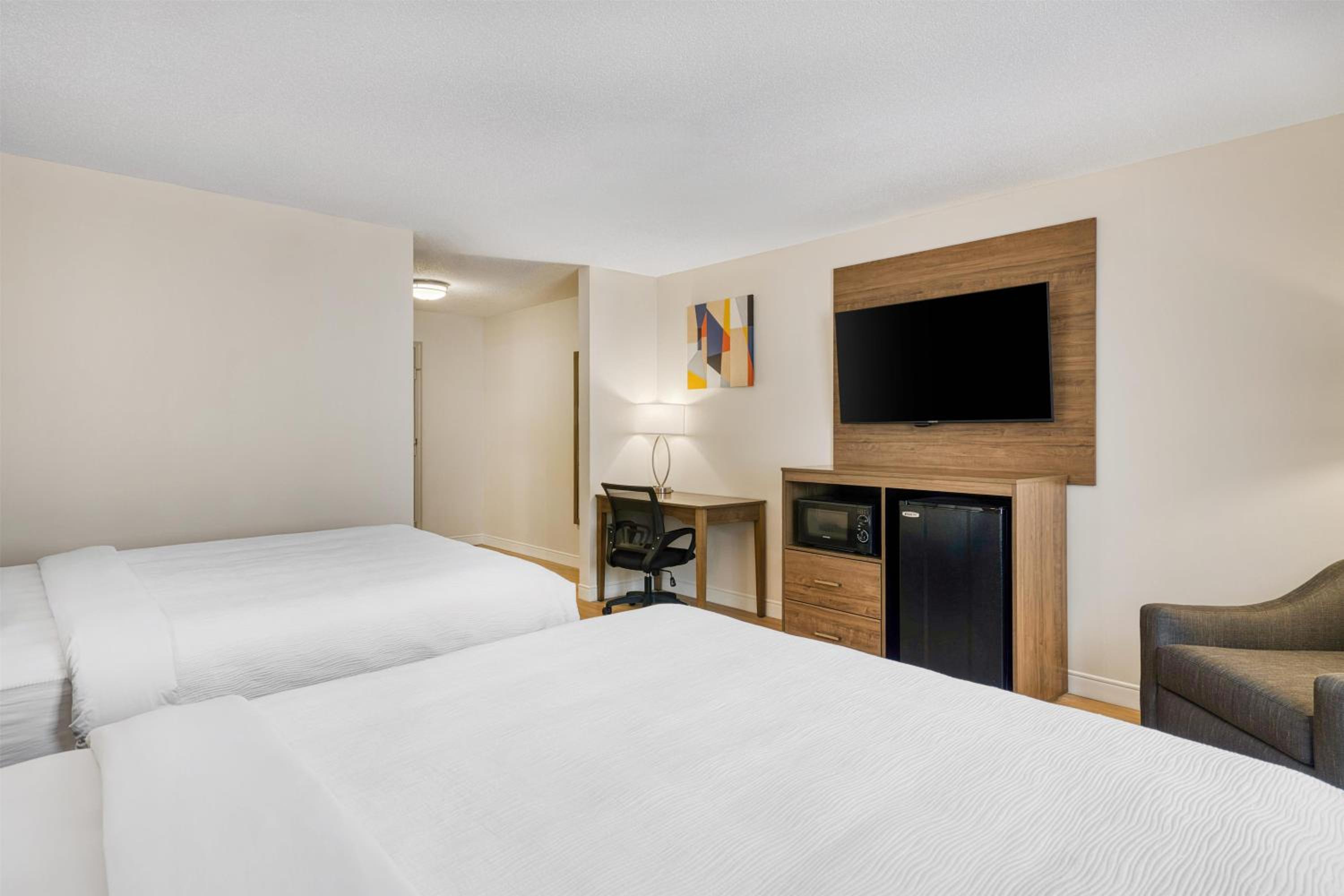 Room with Two Queen Beds - Non-Smoking - Photo 3