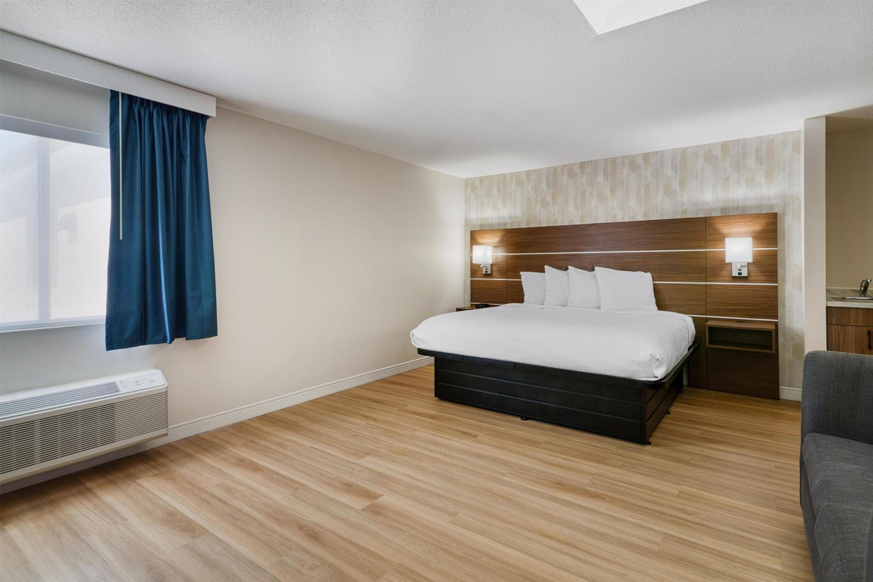 Large King Room with Full Kitchen, Living Area and Sofa Bed - Non-Smoking - Photo 1