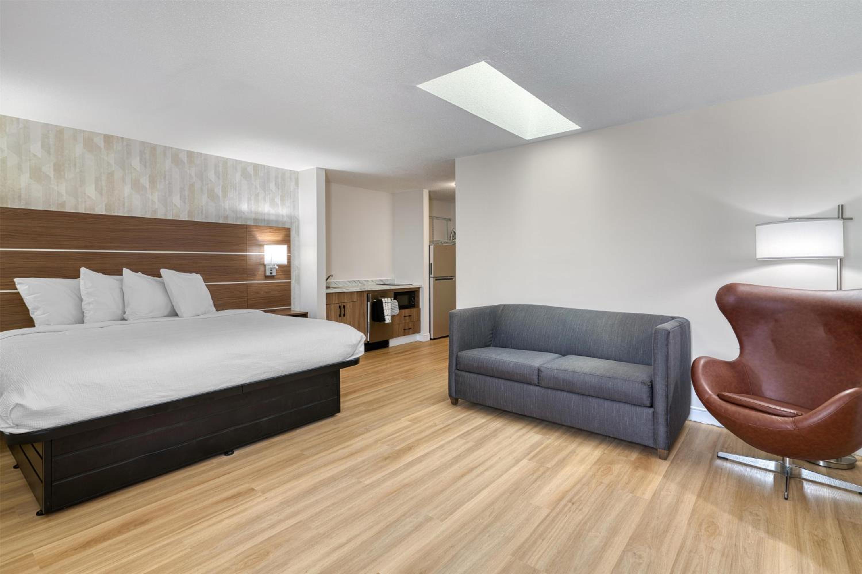 Large King Room with Full Kitchen, Living Area and Sofa Bed - Non-Smoking - Photo 2