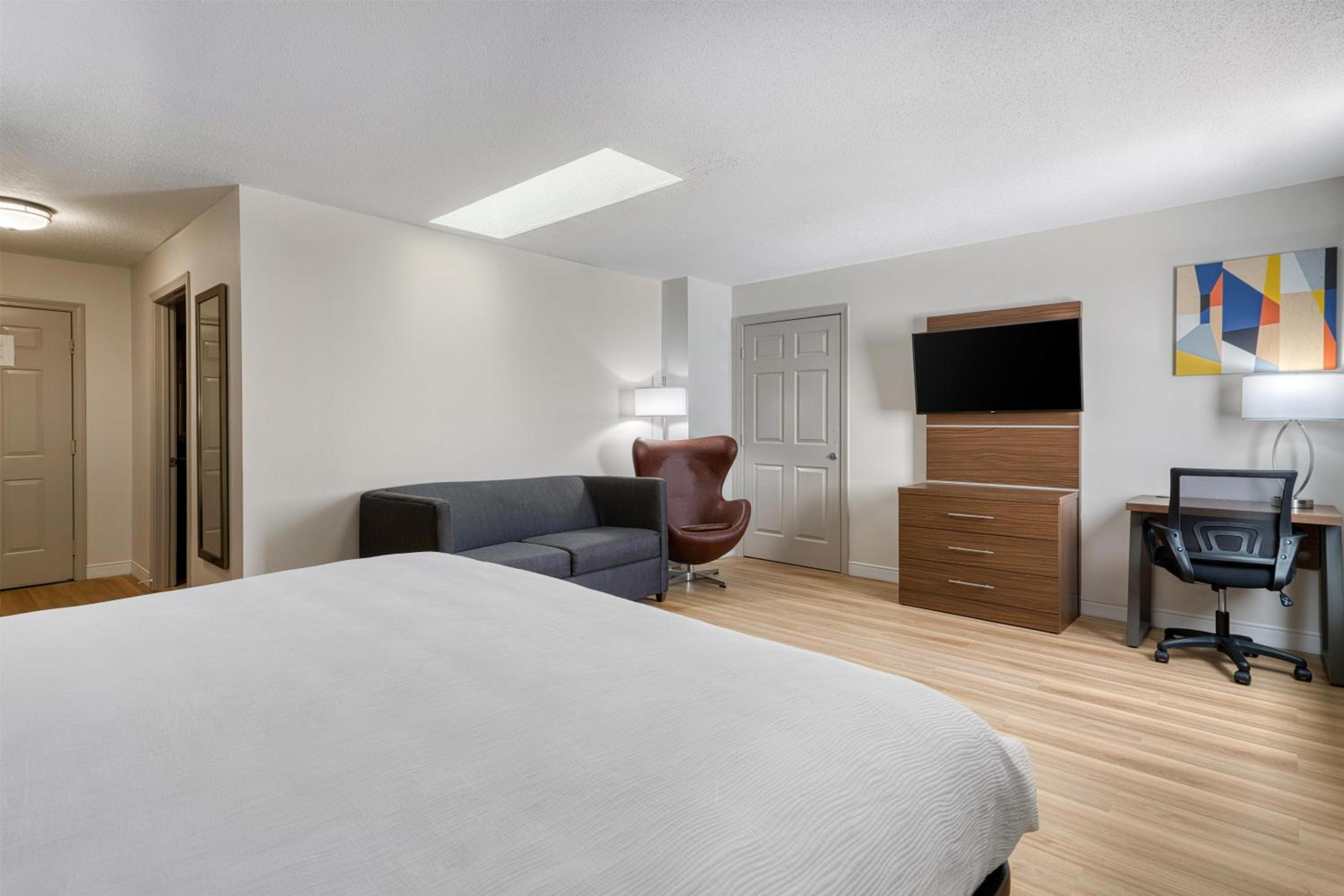 Large King Room with Full Kitchen, Living Area and Sofa Bed - Non-Smoking - Photo 3